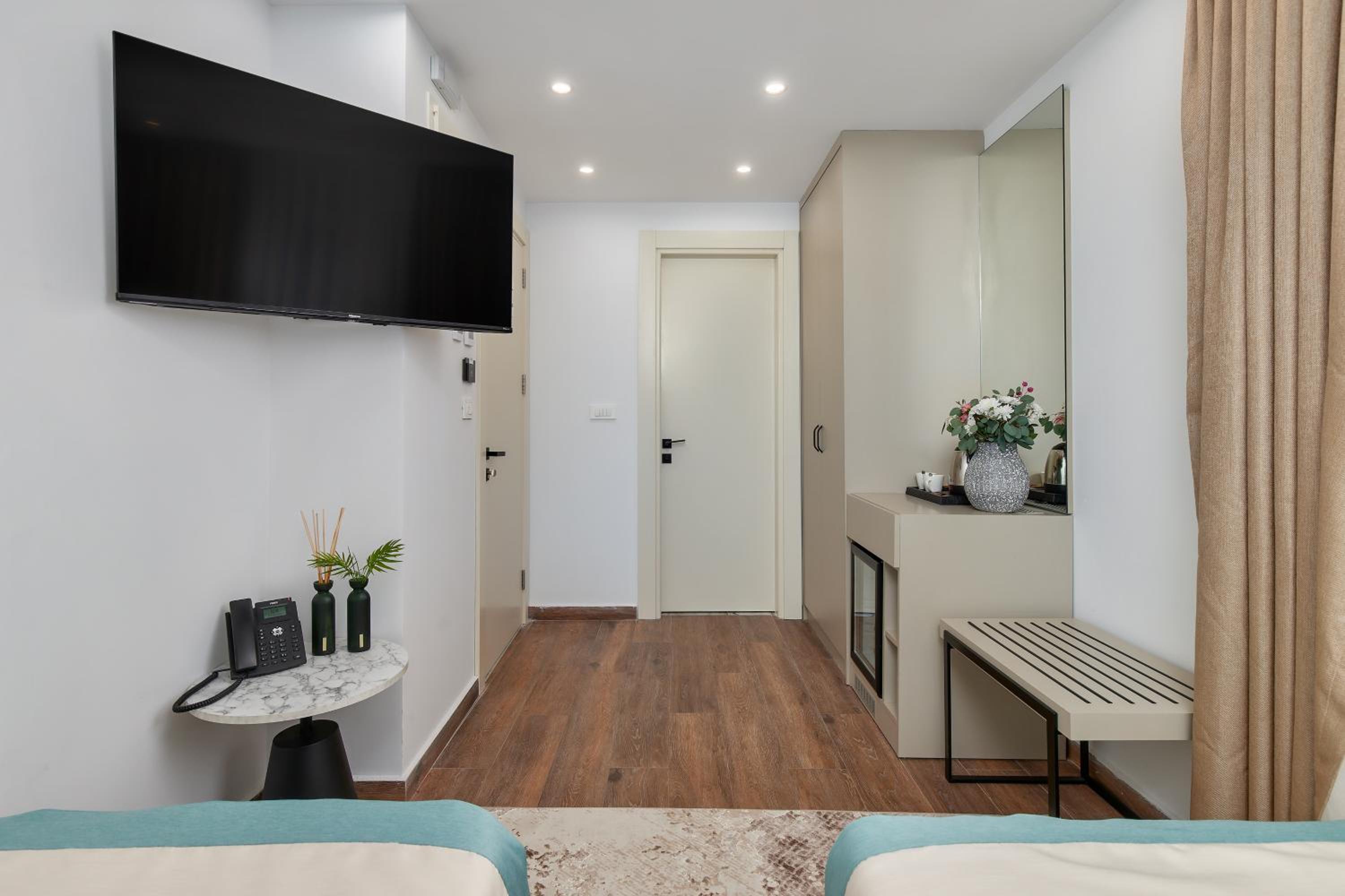 Double or Twin Room - Photo 8