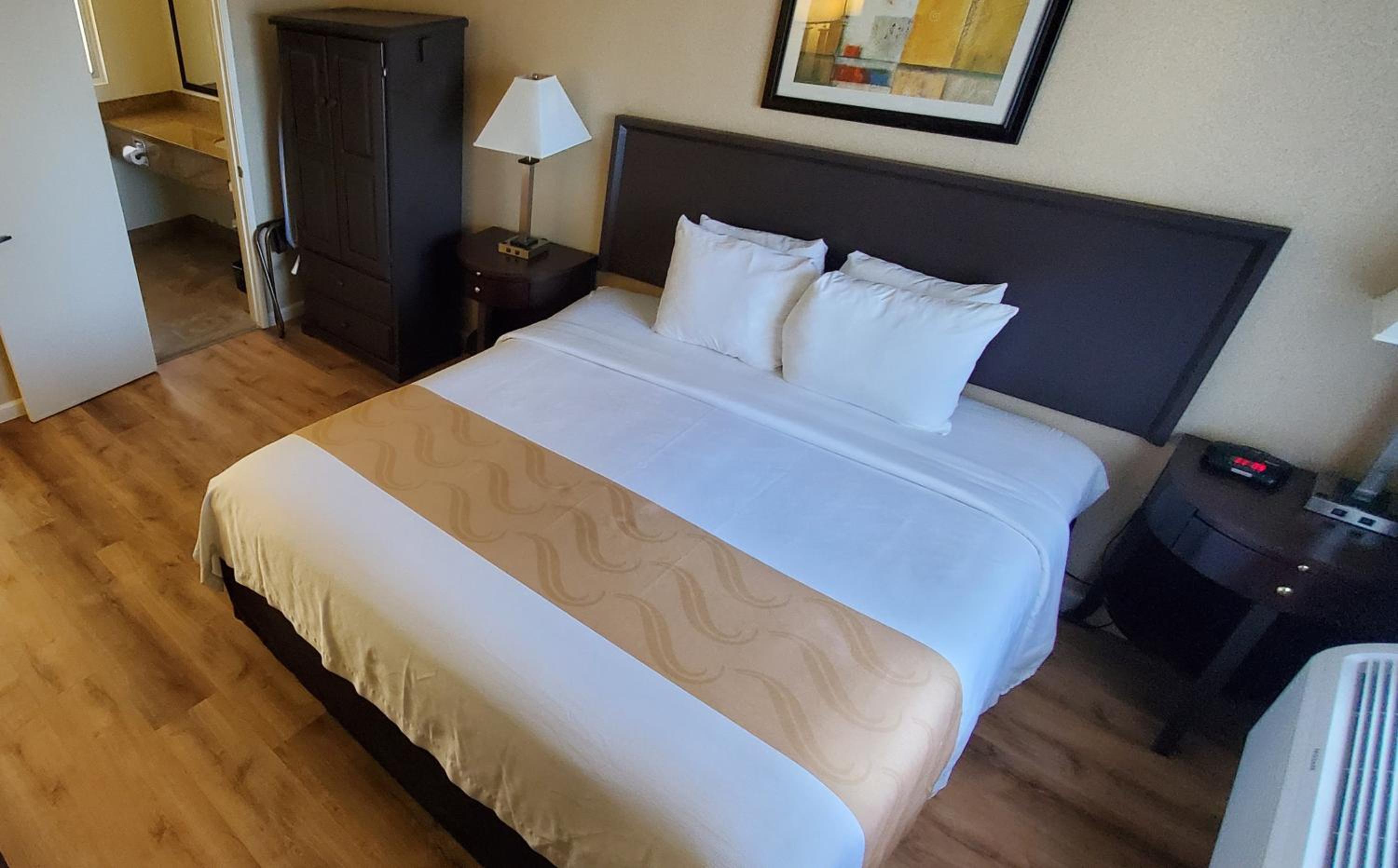 Standard Room, 1 King Bed, Non Smoking - Photo 3