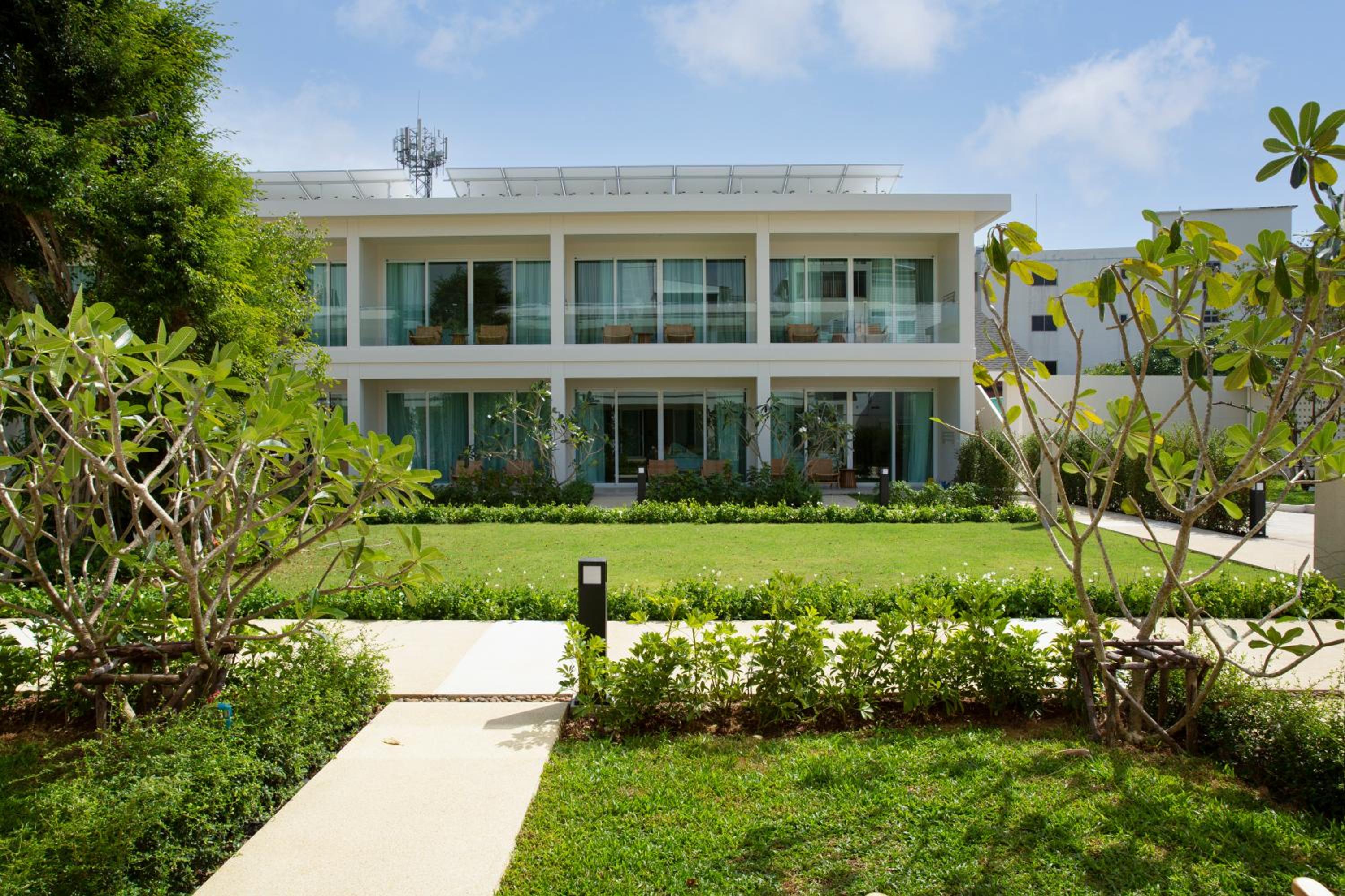 Deluxe King/ Twin Room with Garden View photo 3