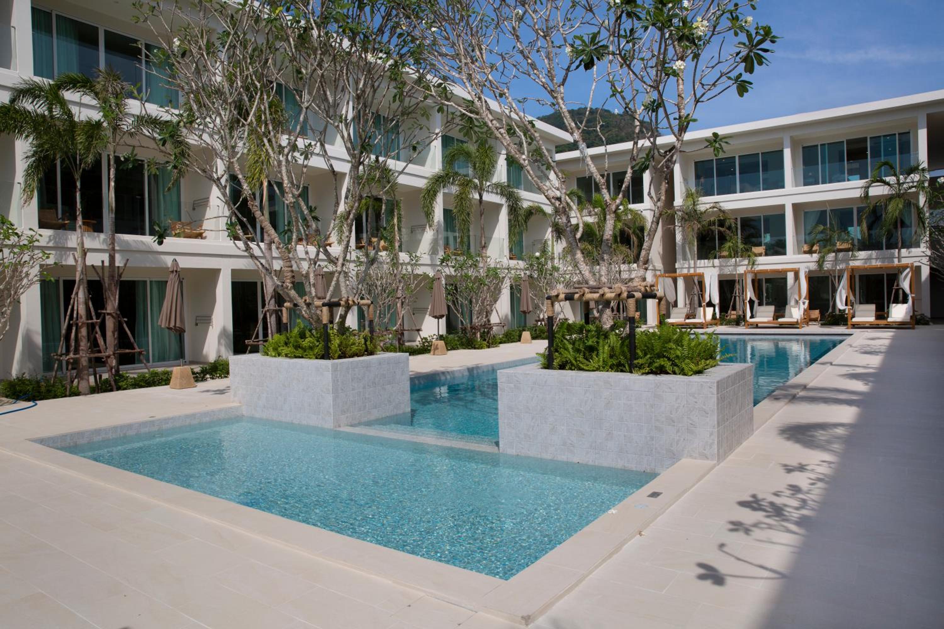 Deluxe King/ Twin Room with Pool View photo 1