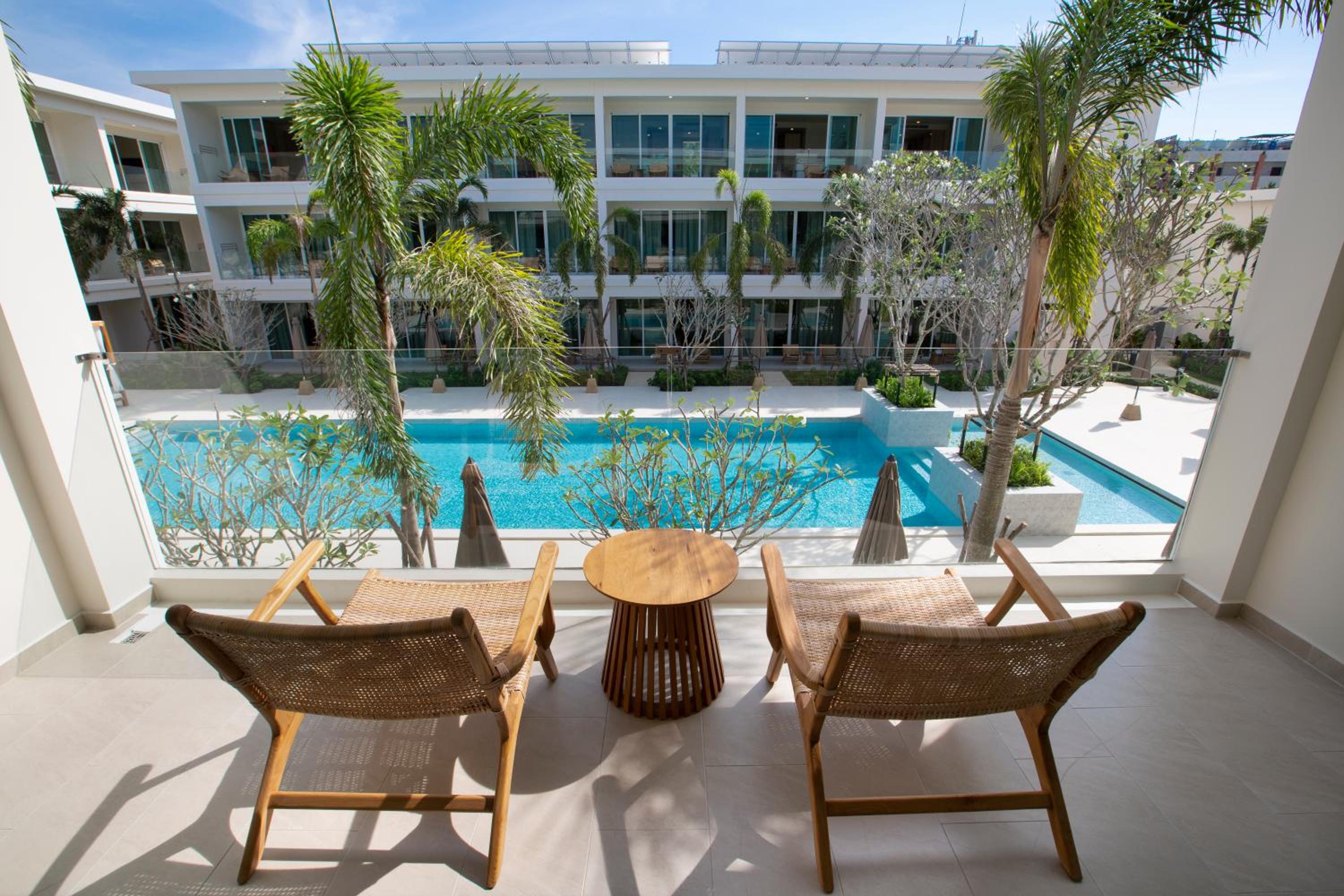 Deluxe King/ Twin Room with Pool View photo 2