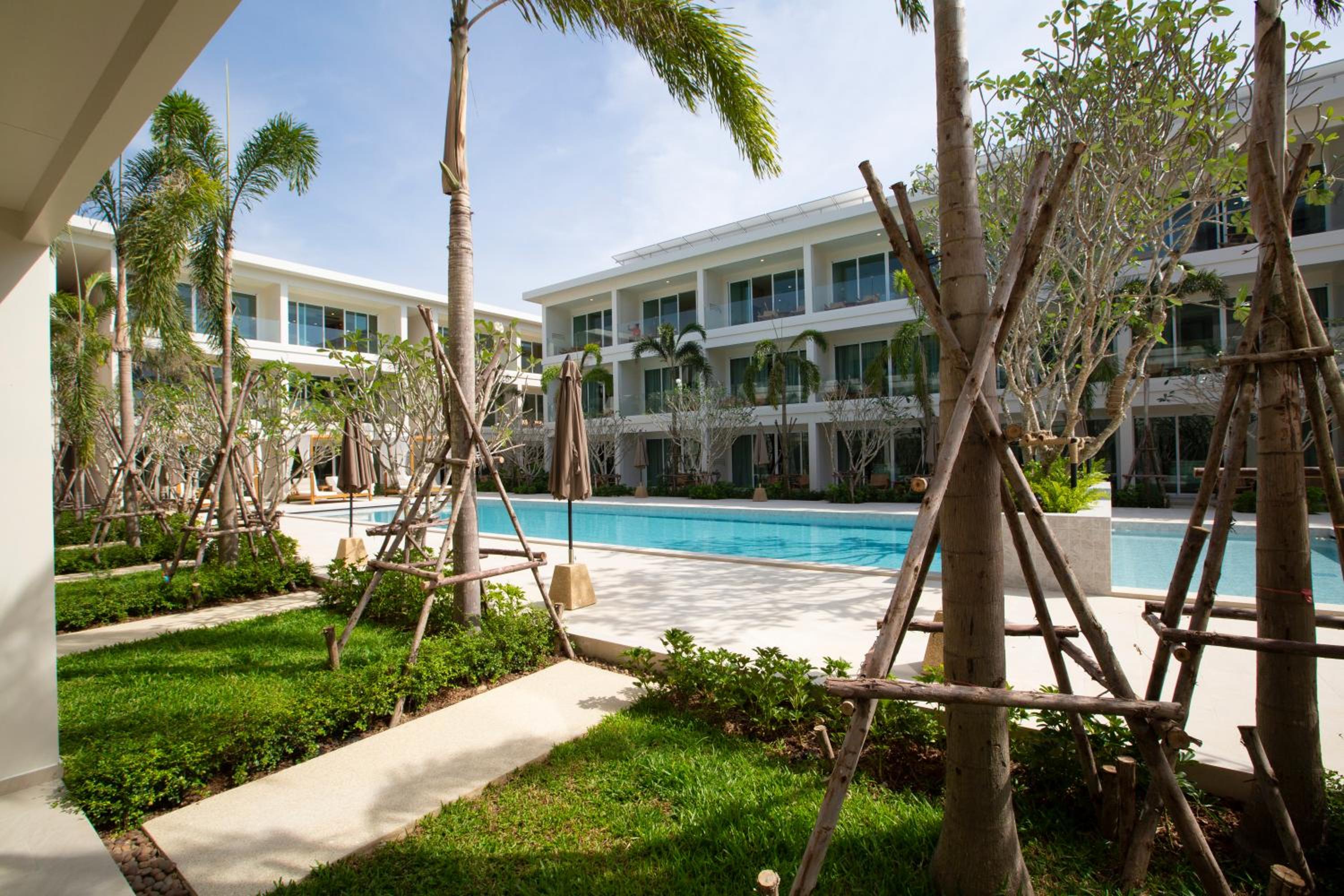 Deluxe King/ Twin Room with Pool Entrance photo 1