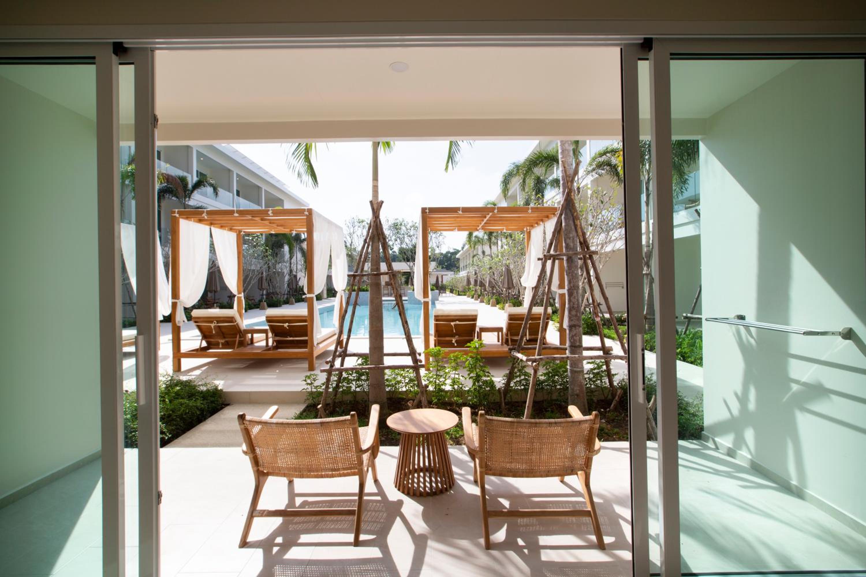 Deluxe King/ Twin Room with Pool Entrance photo 2