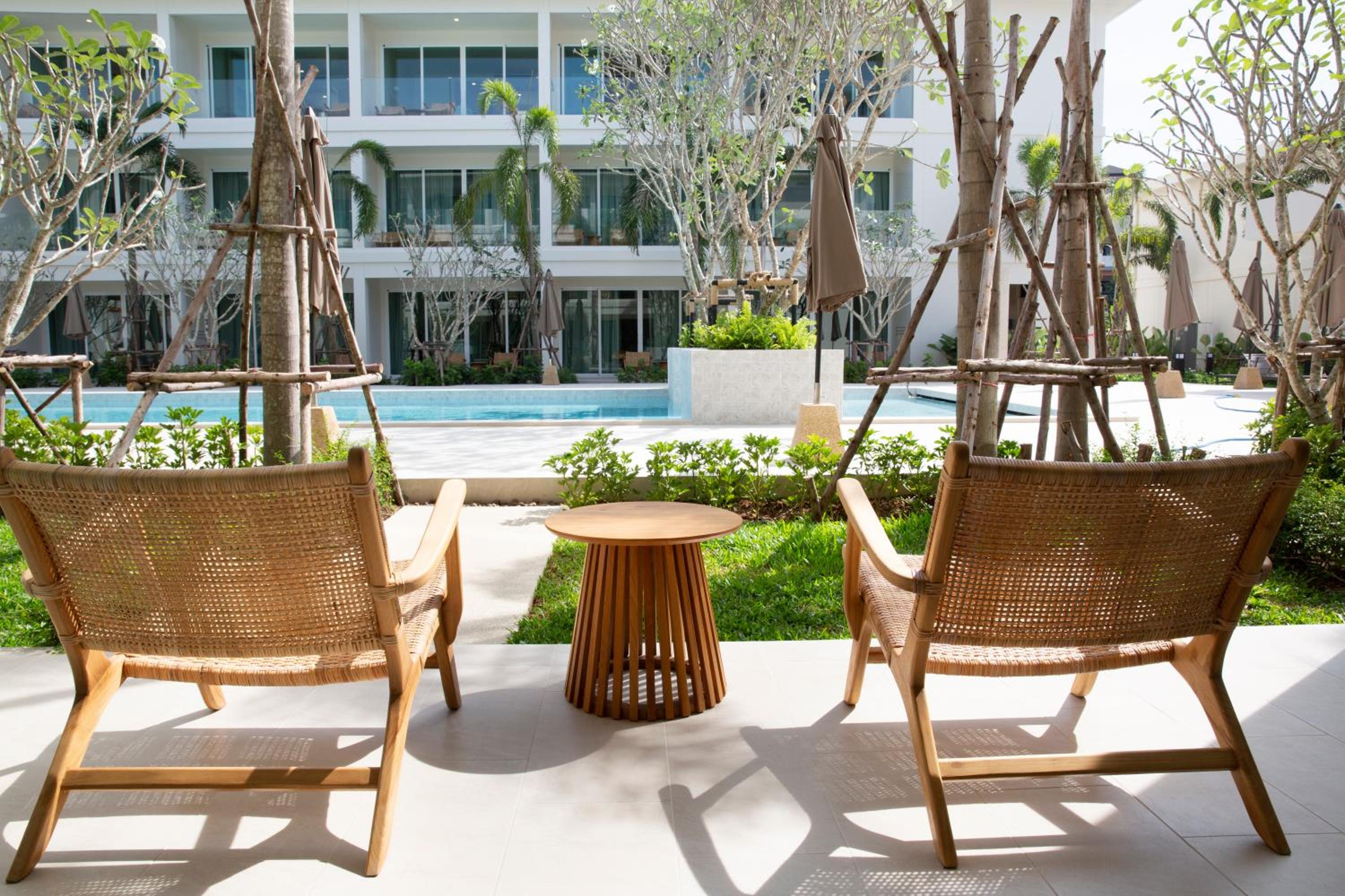 Deluxe King/ Twin Room with Pool Entrance photo 3