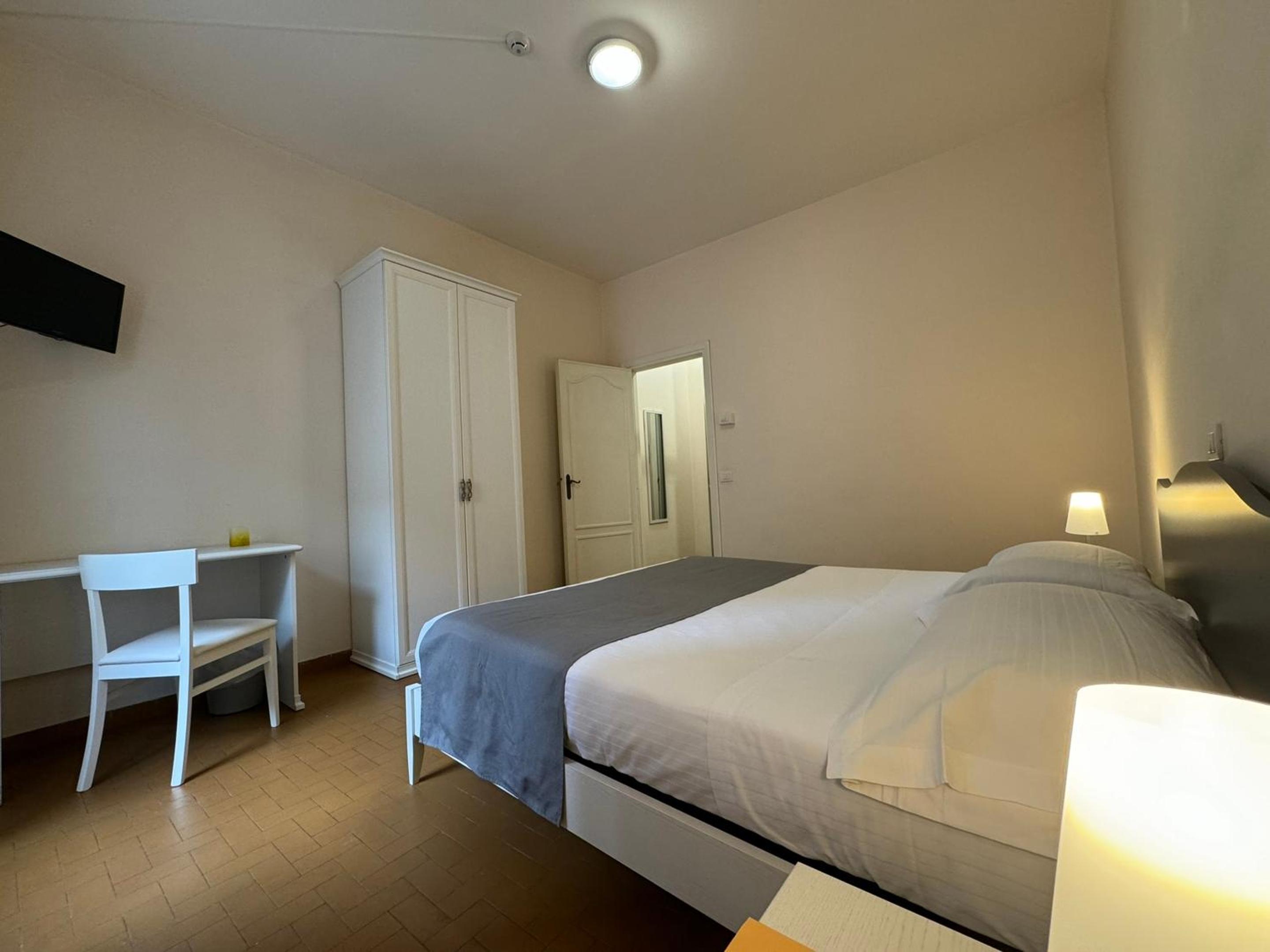 Standard Double Room - Photo 10