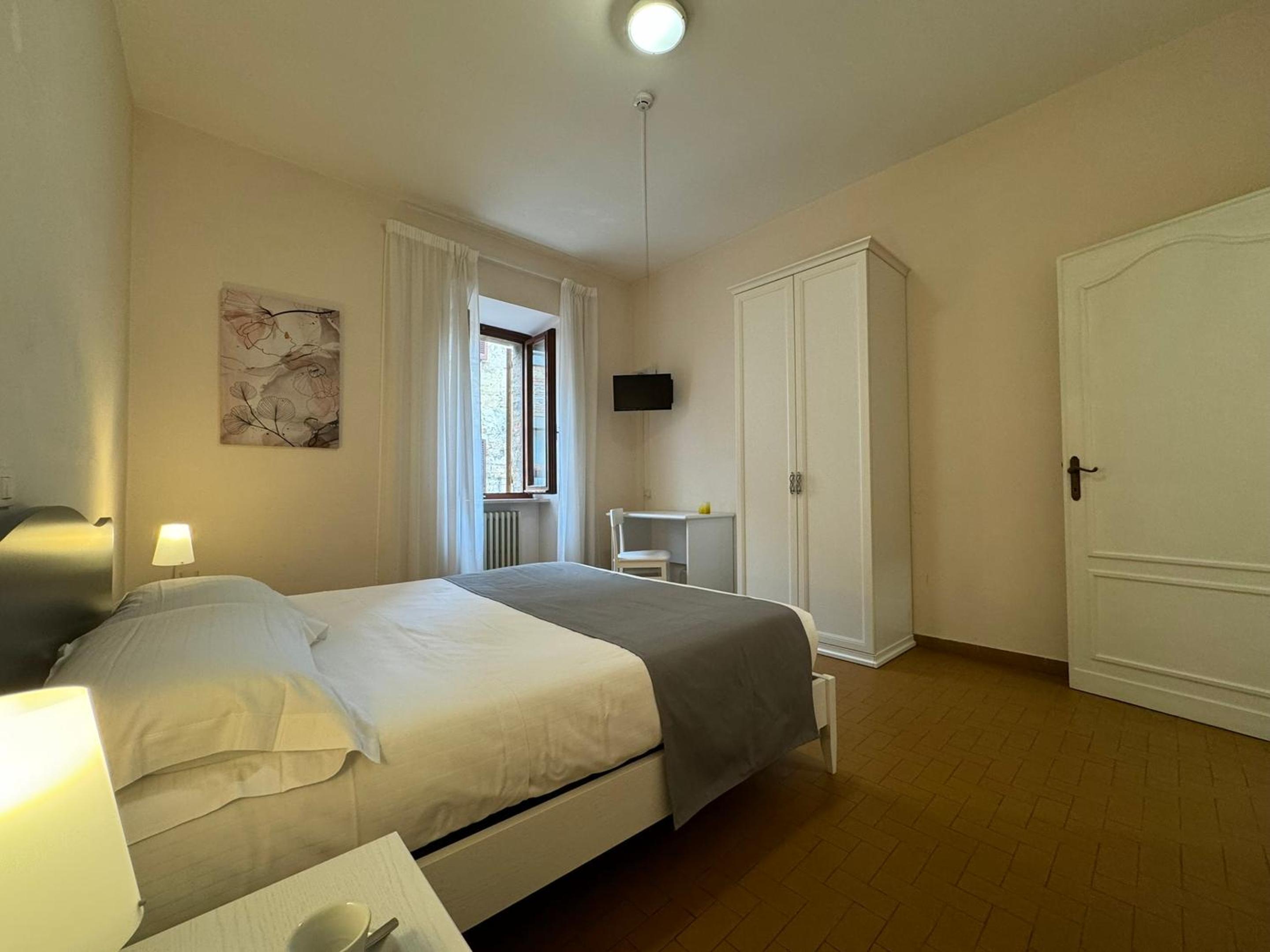 Standard Double Room - Photo 9