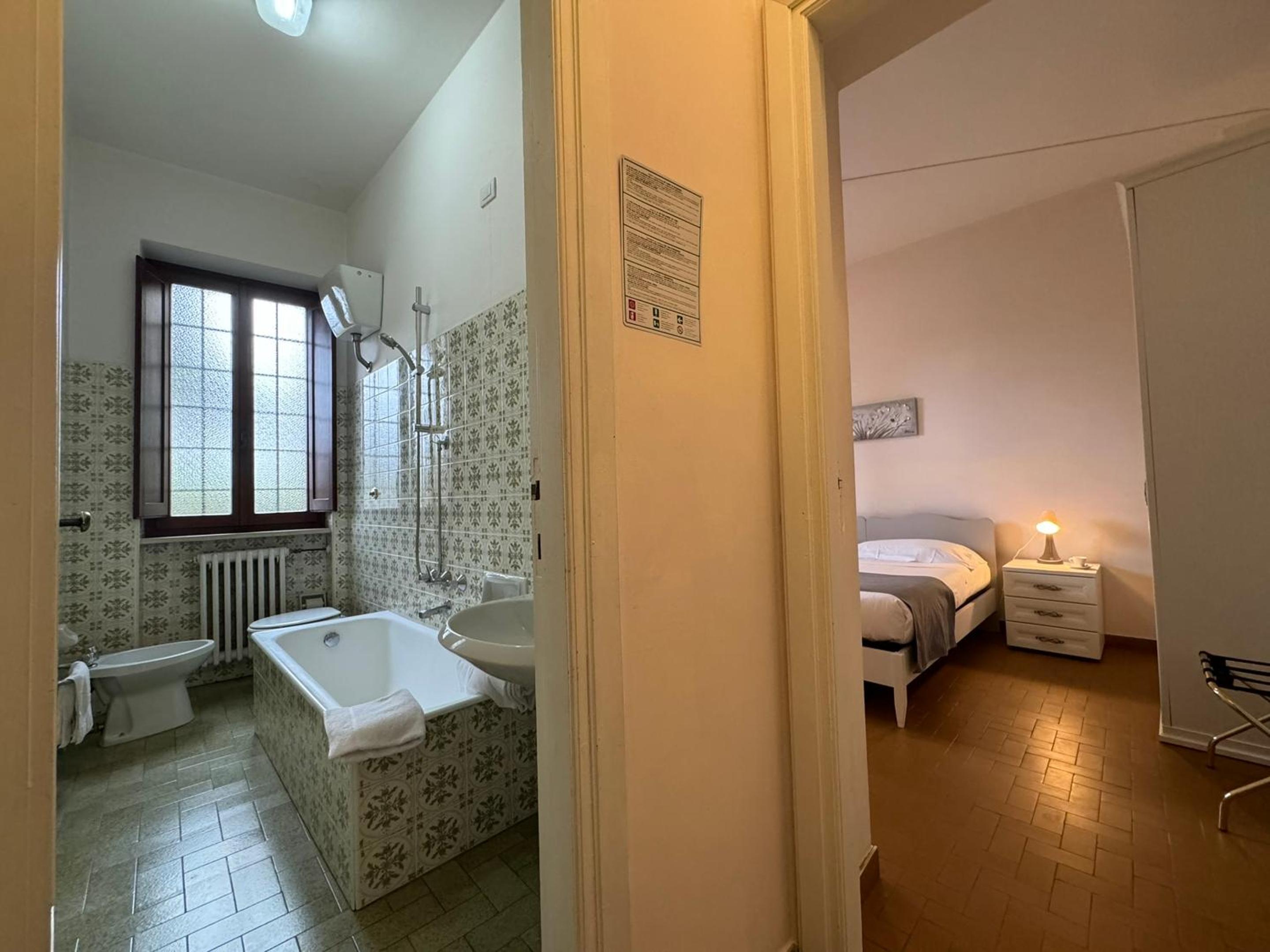 Standard Double Room - Photo 11
