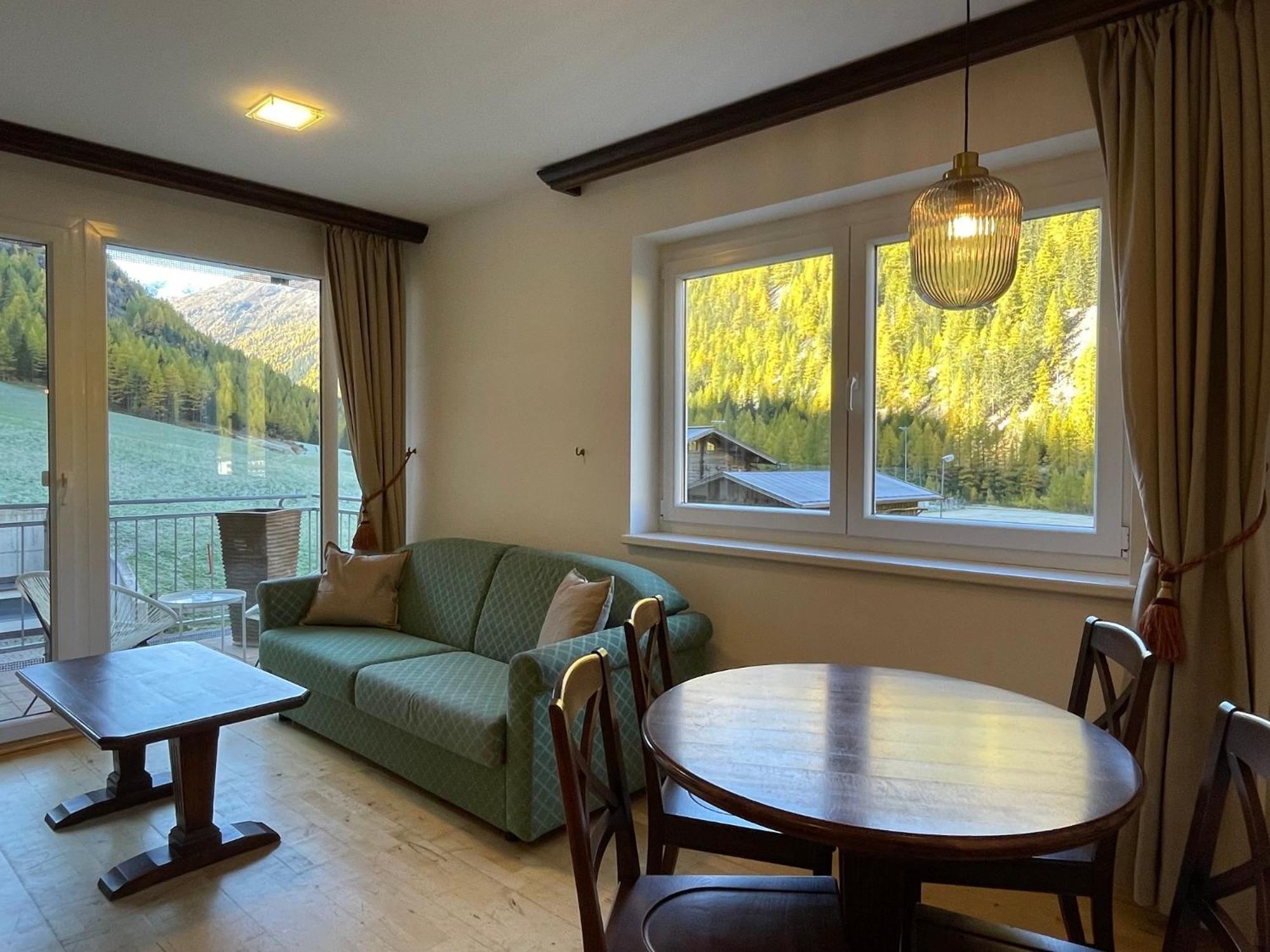 Apartment with Mountain View