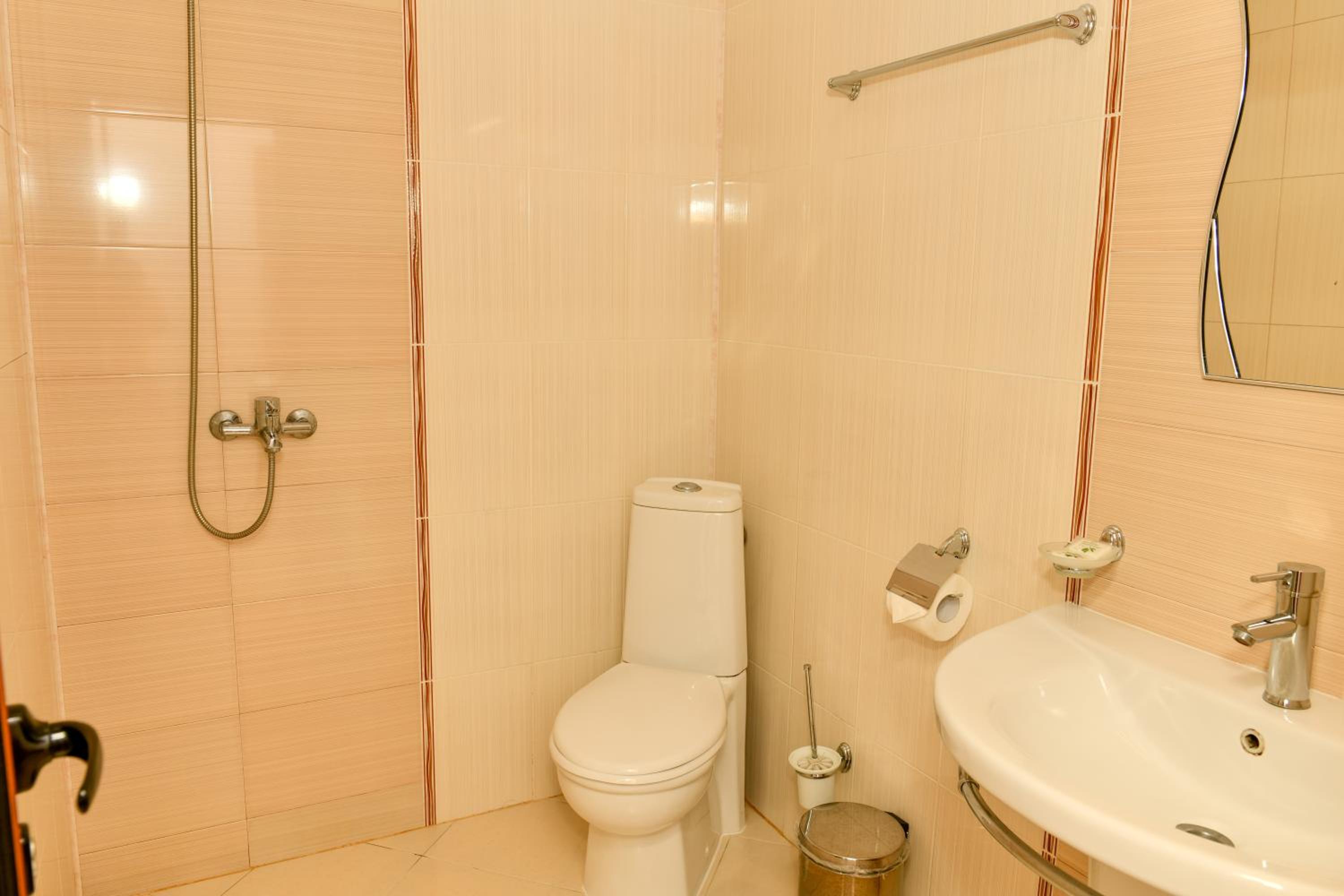 Double Room with Balcony (2 Adults + 1 Child) - Photo 4