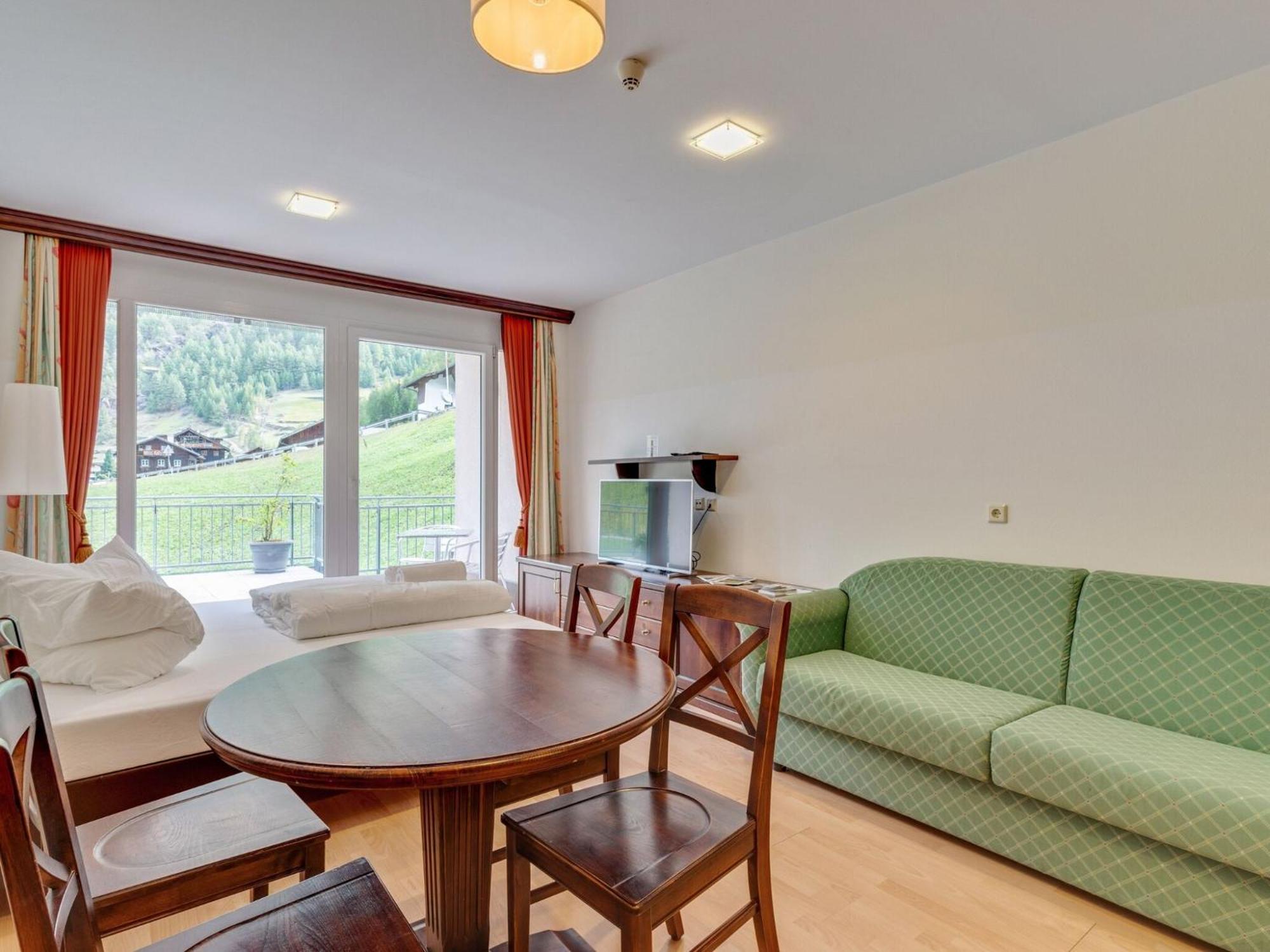 Apartment with Mountain View