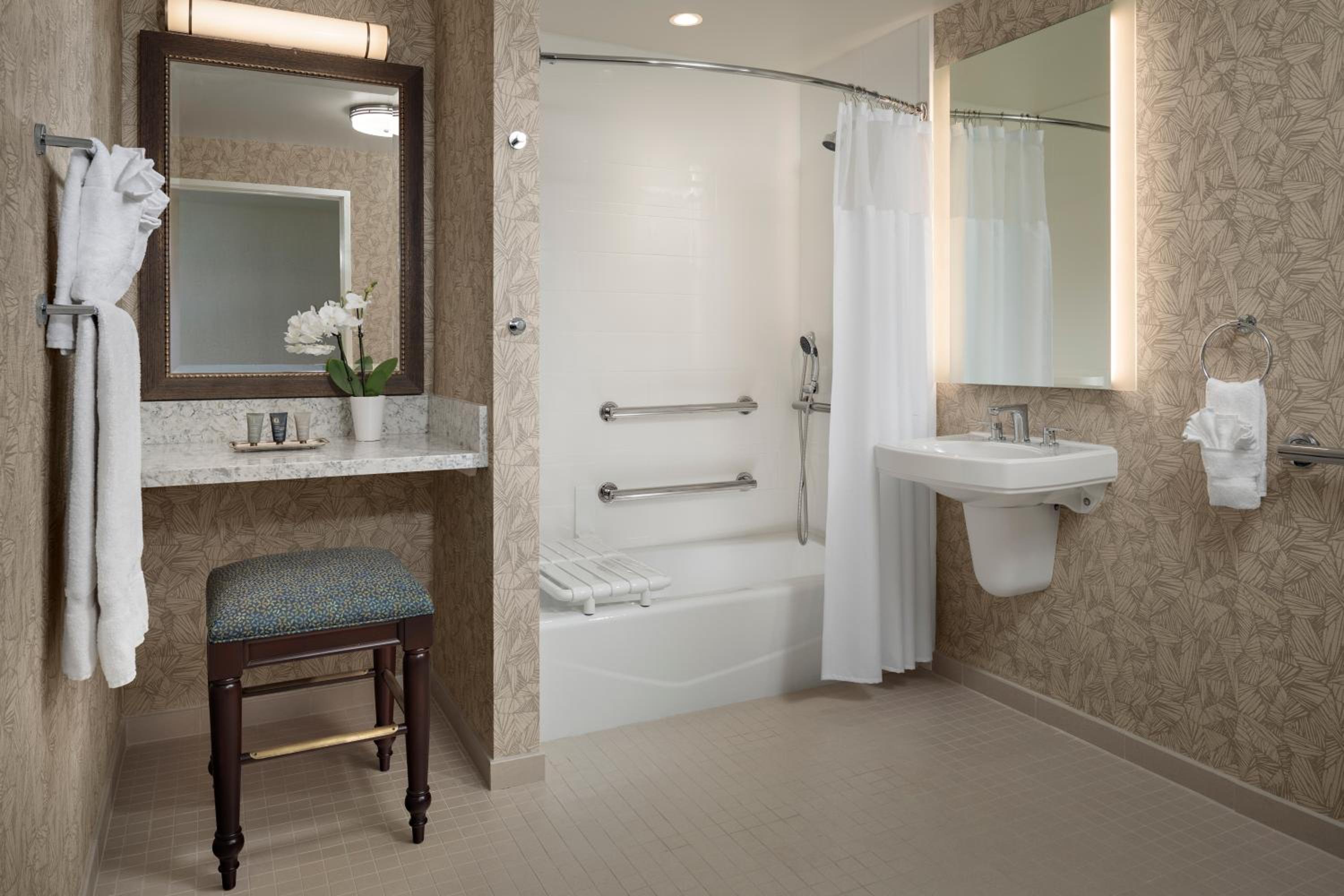 Bay Junior Suite 1 King Accessible Tub