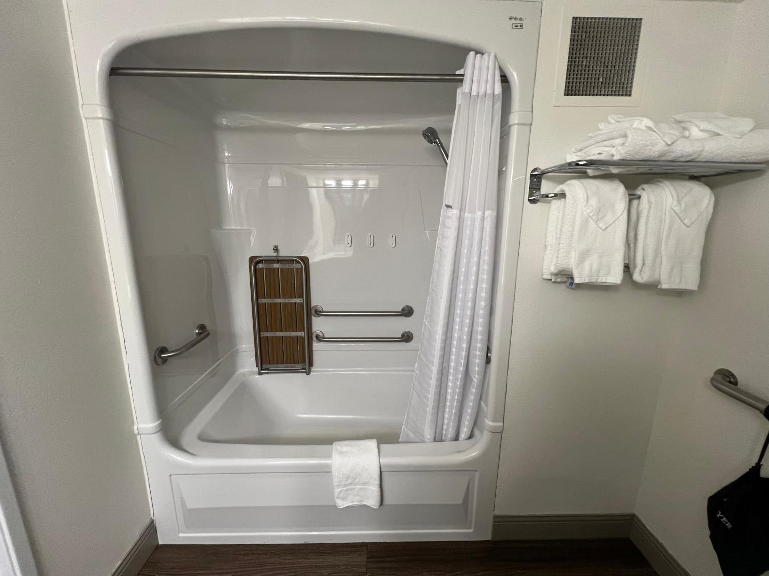King Room with Mobility Access and Bathtub with Grab Bars, Non-Smoking - Photo 7