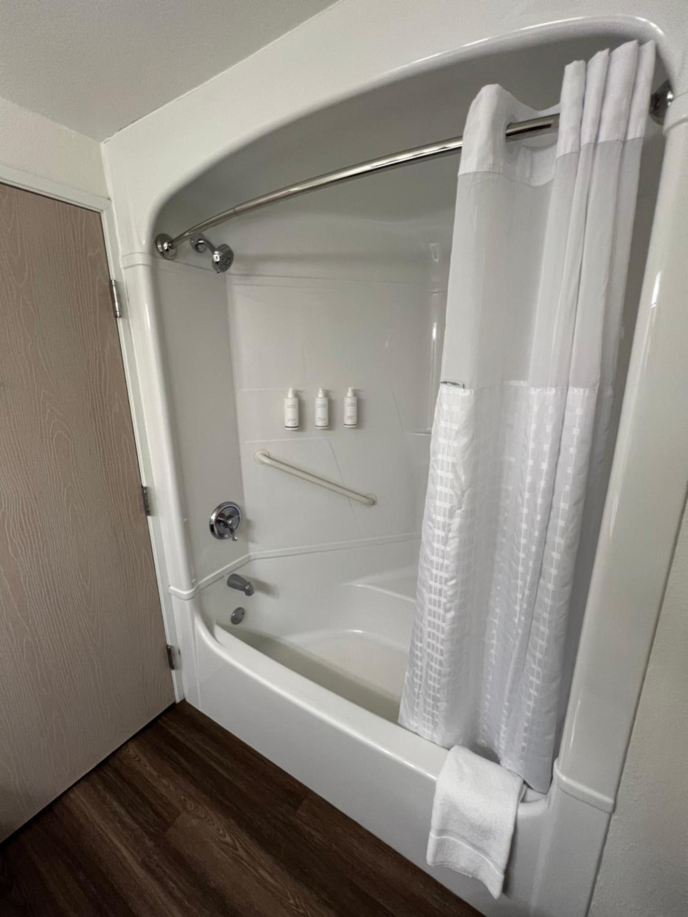 Deluxe King Room - Non-Smoking - Photo 2