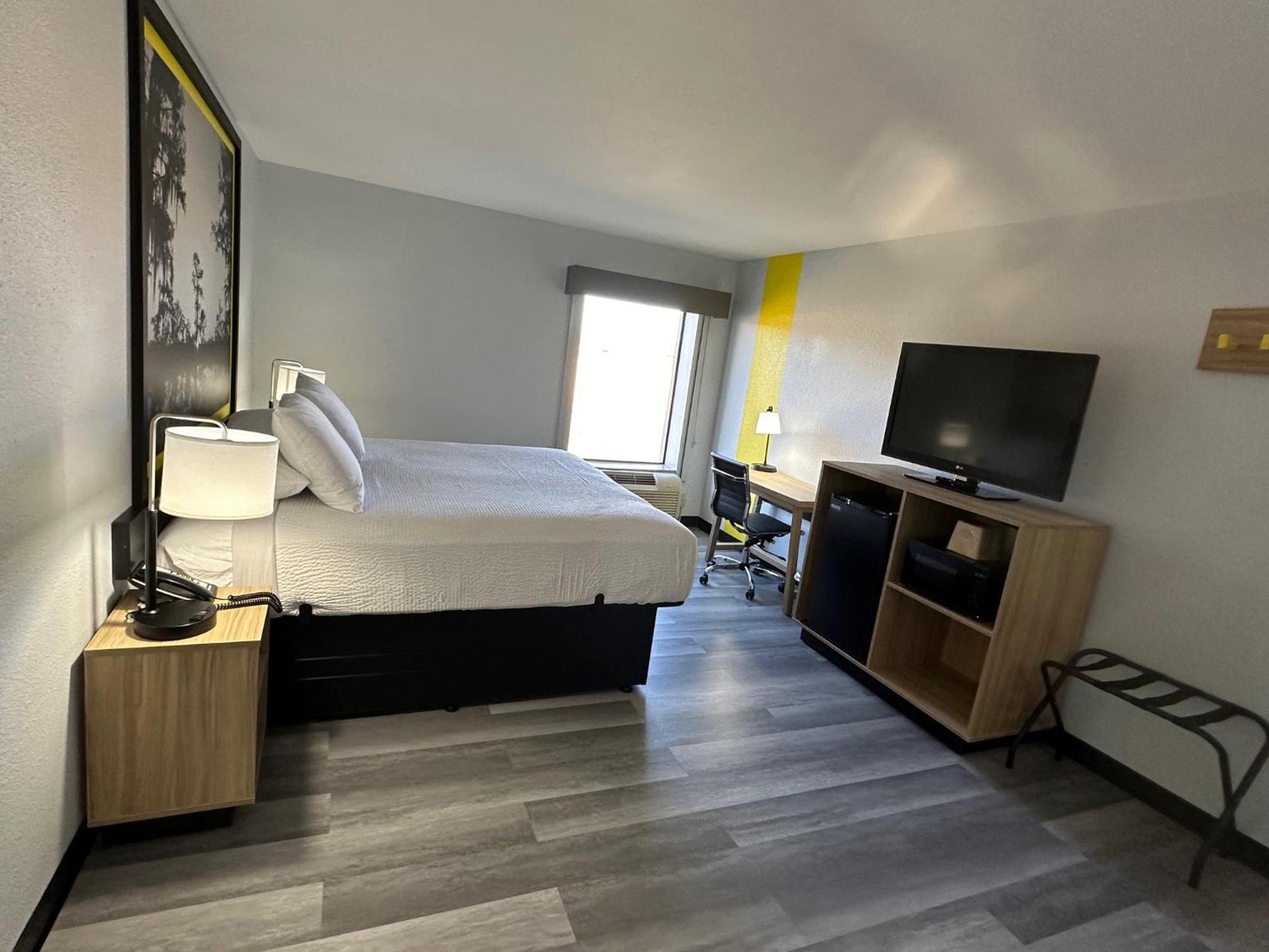 King Room - Non-Smoking - Photo 1