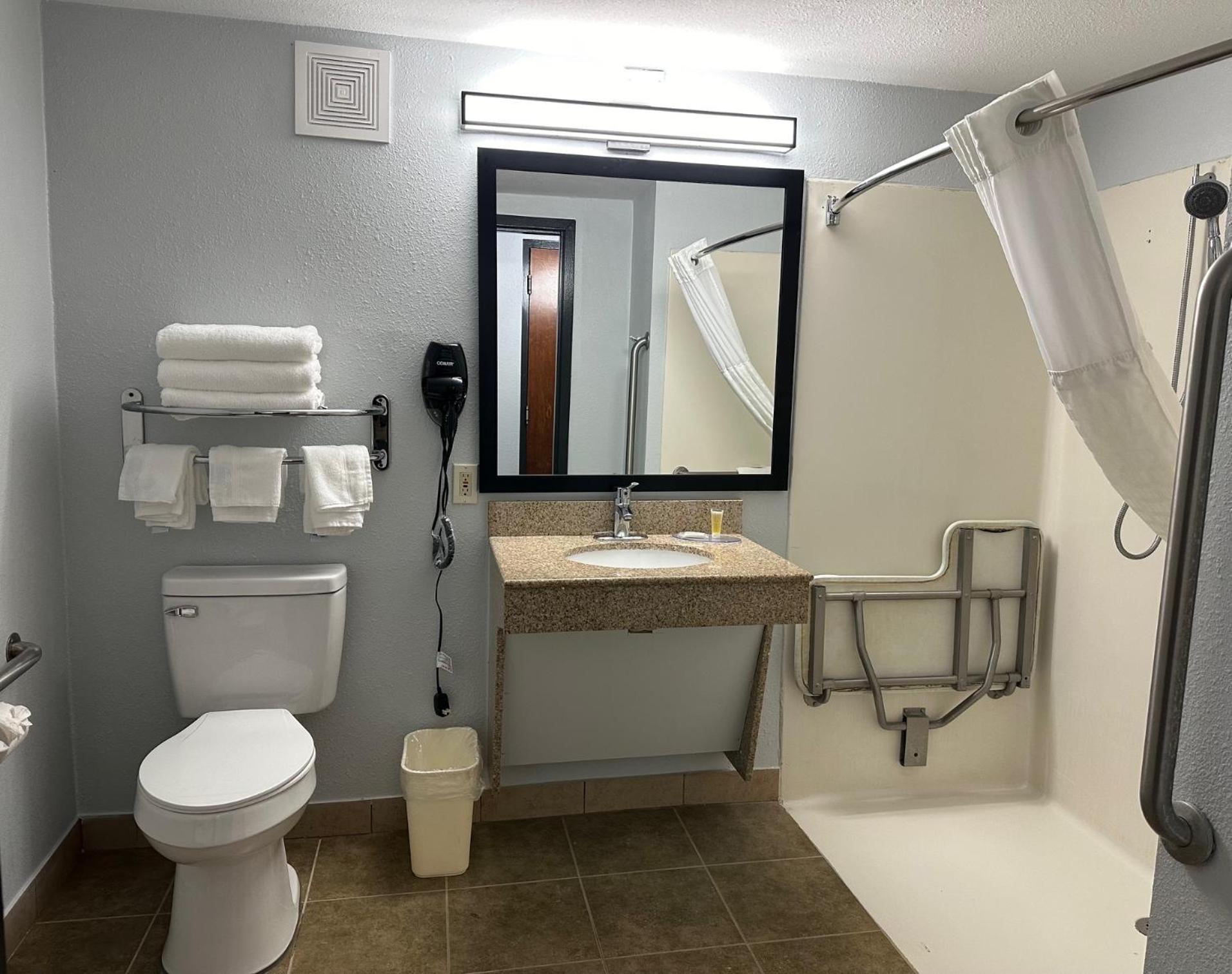 Doube Room with Two Double Beds and Roll-In Shower - Mobility/Hearing Accessible - Non-Smoking - Photo 6