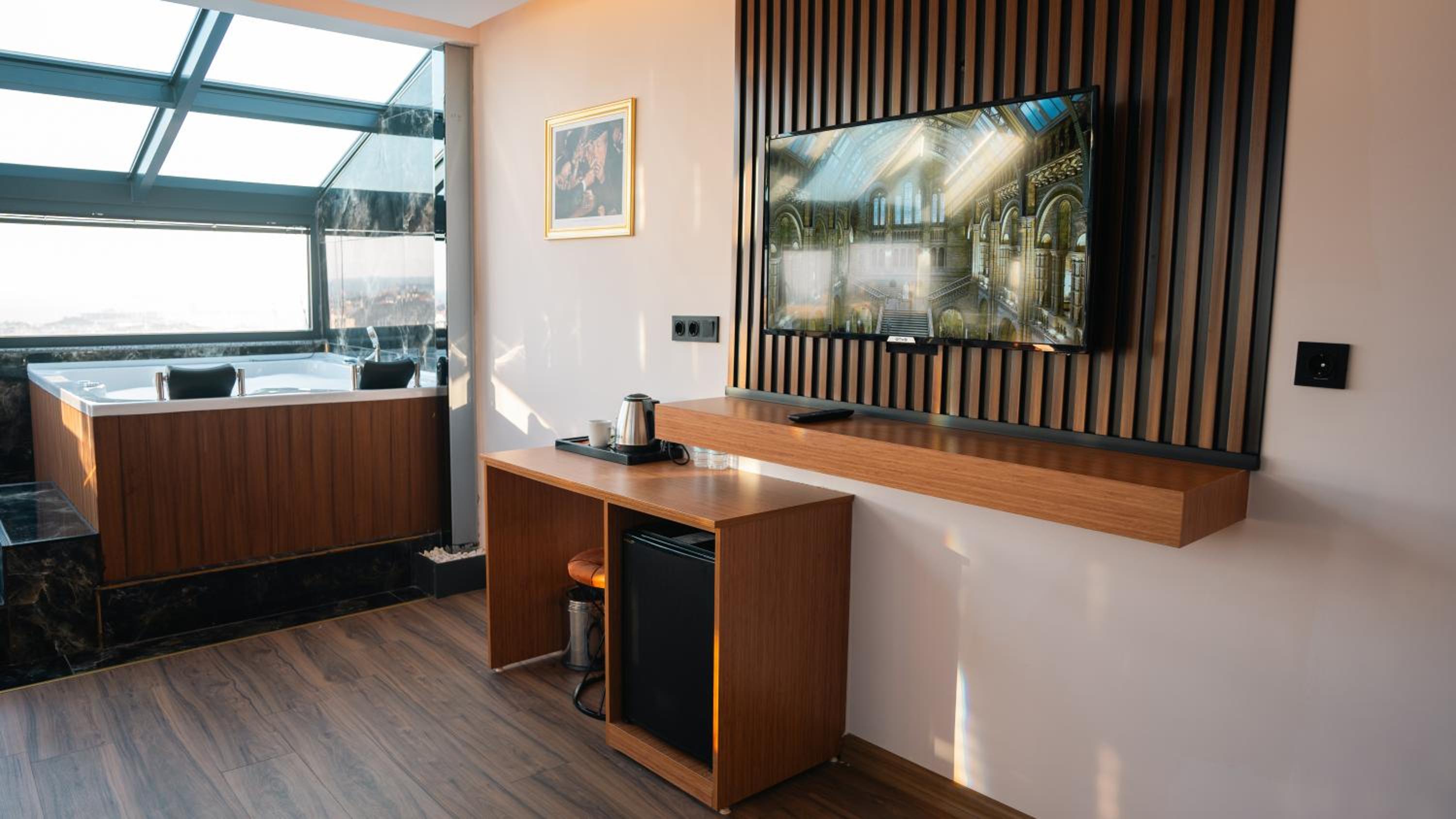 Suite with Hot Tub photo 1
