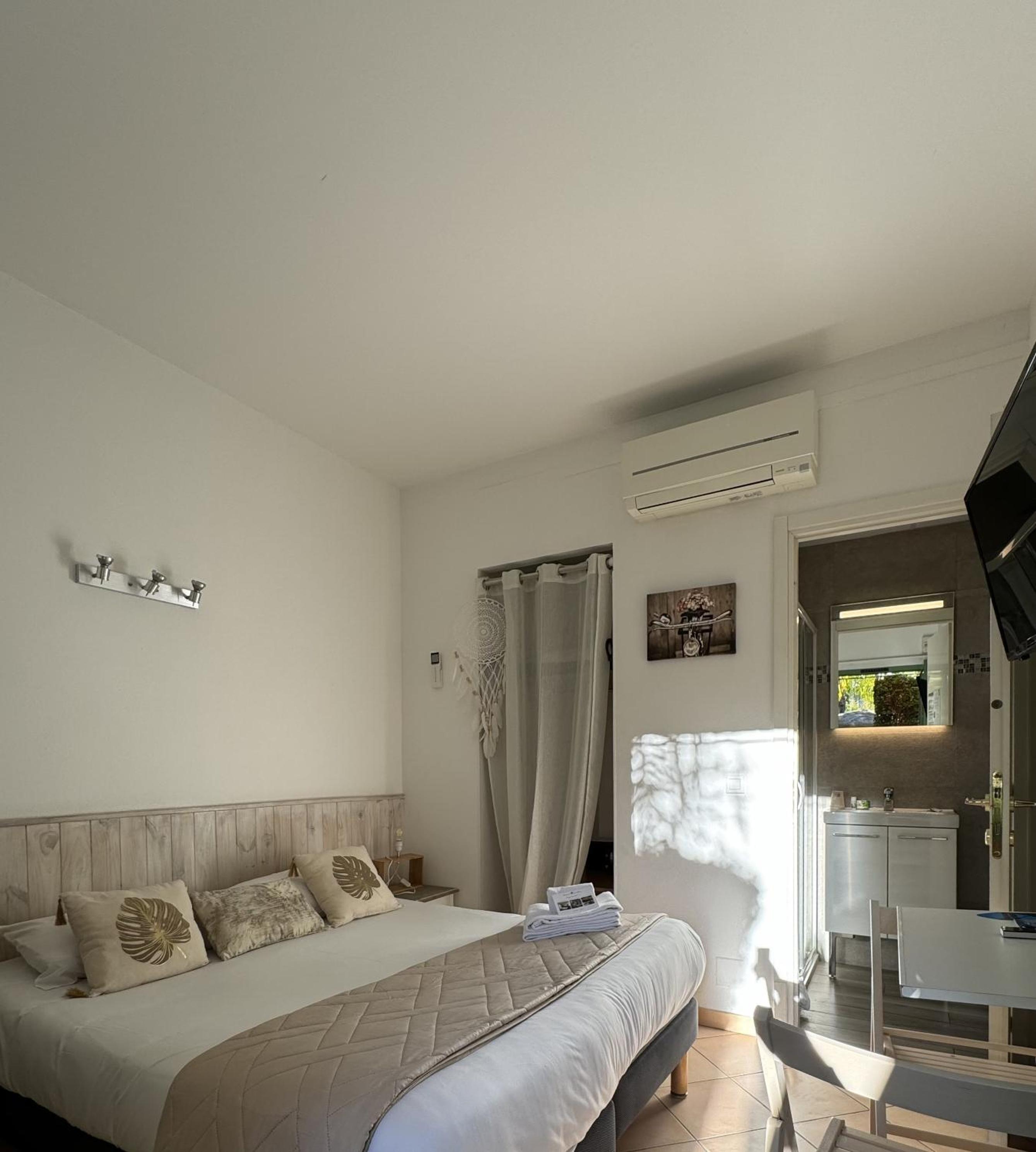 Standard Double or Twin Room - Garden Side - Photo 1