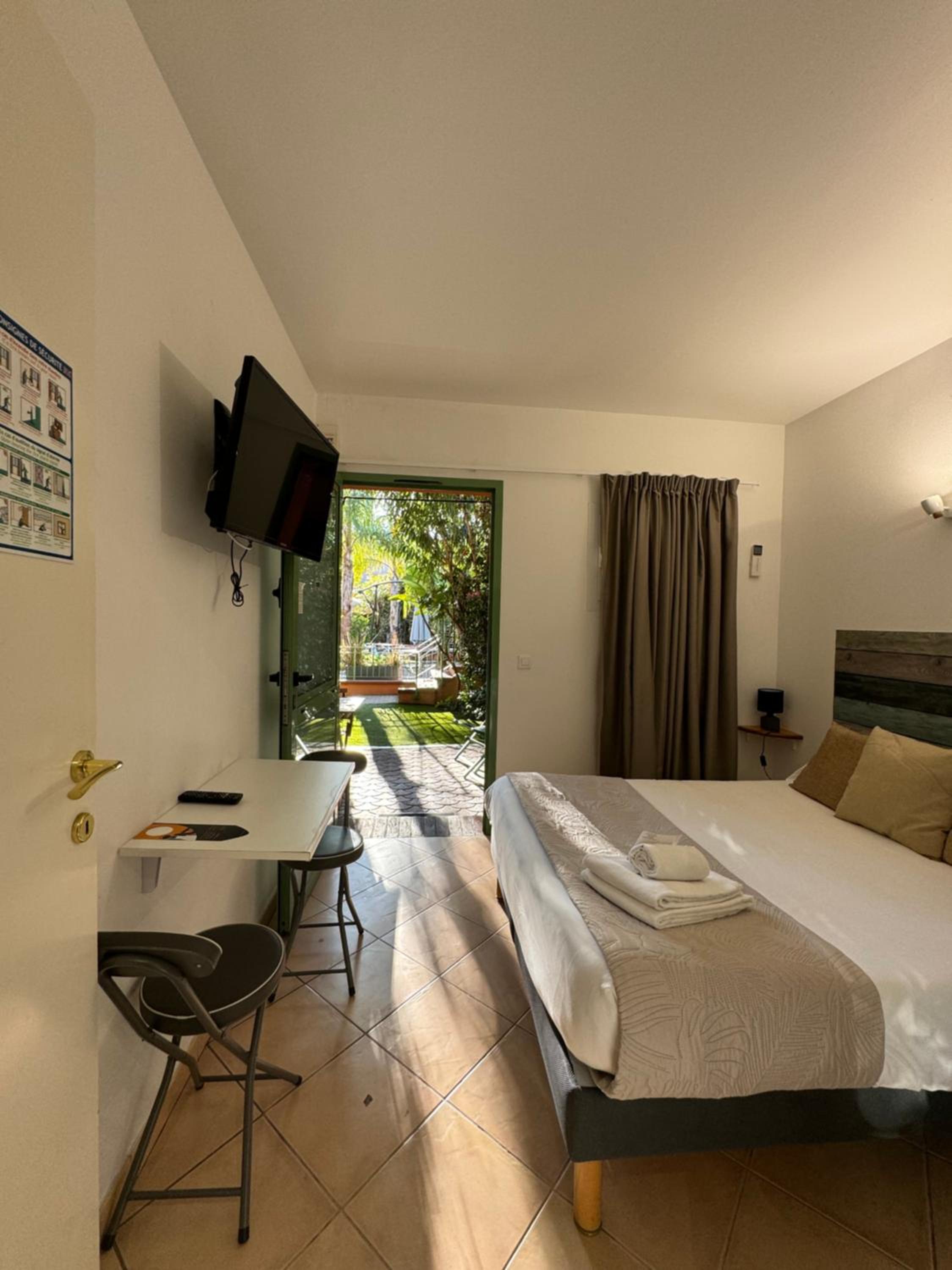 Standard Double or Twin Room - Garden Side - Photo 9