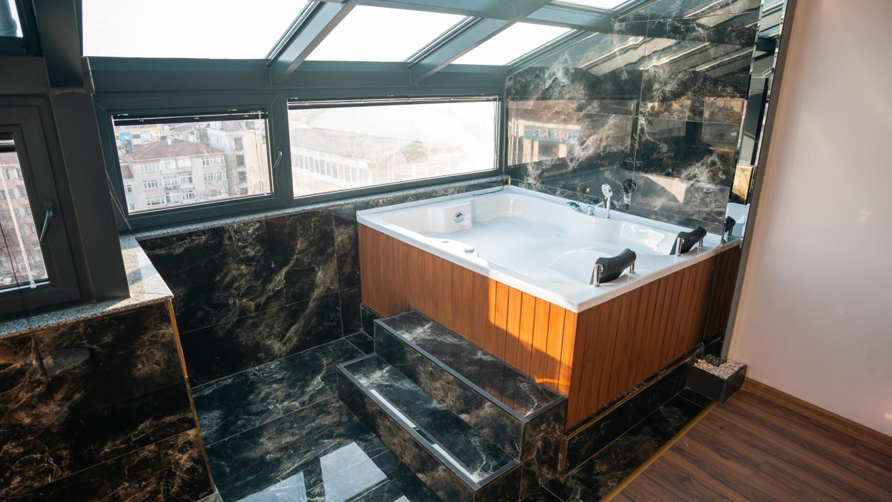 Suite with Hot Tub photo 3