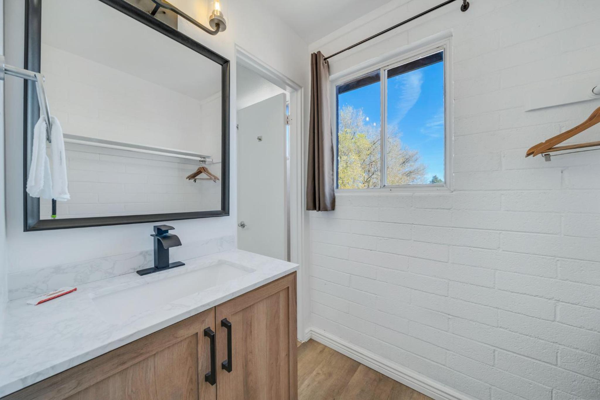 Suite with Balcony - Photo 4