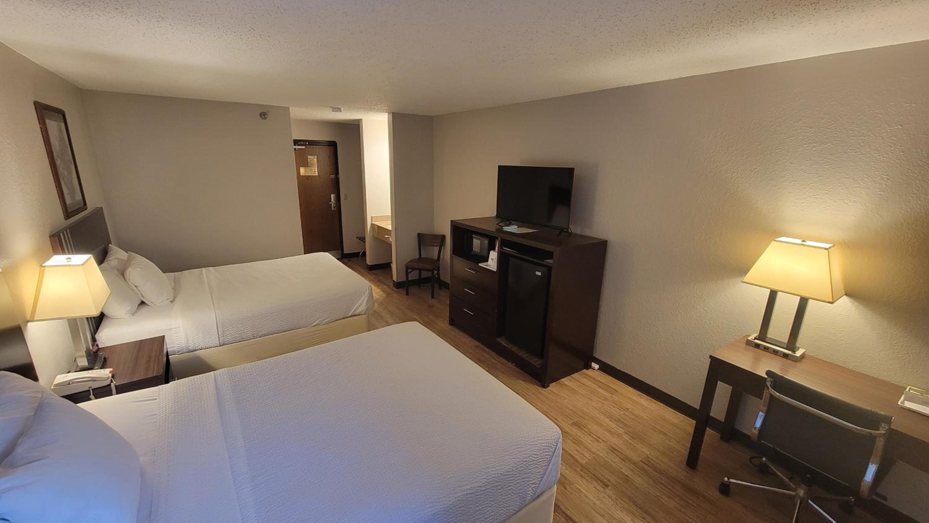 Queen Room with Two Queen Beds - Non-Smoking - Photo 4