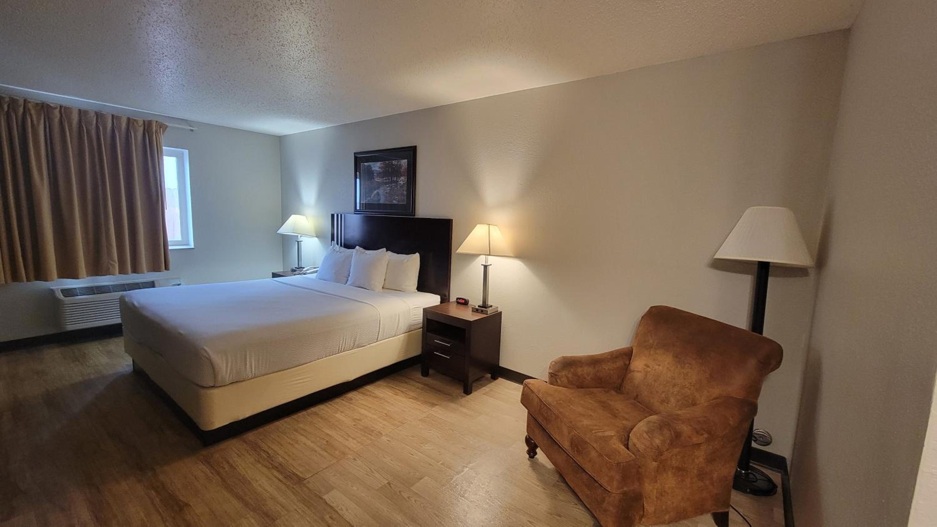 King Room - Non-Smoking - Photo 1