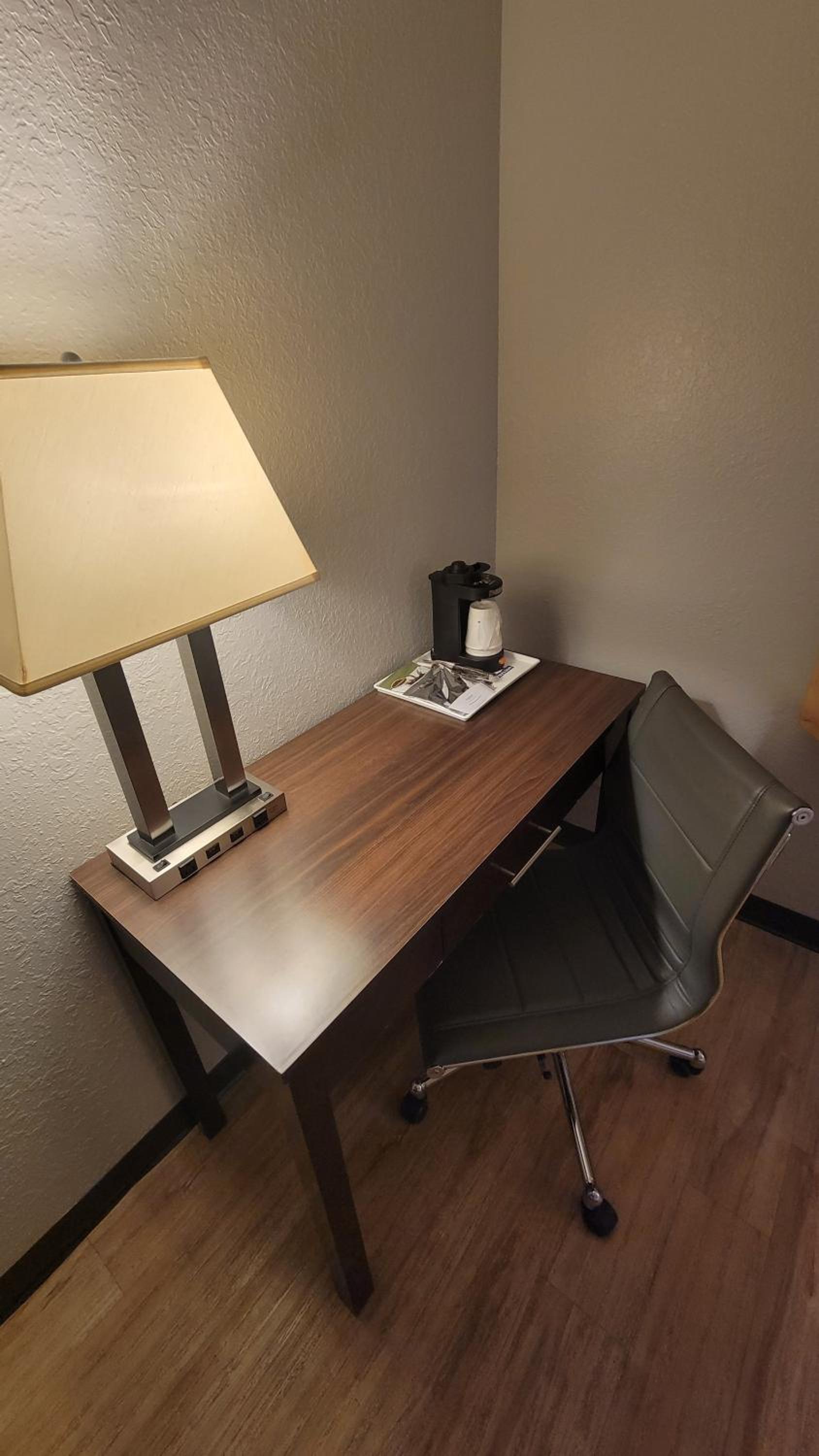 King Room - Non-Smoking - Photo 4