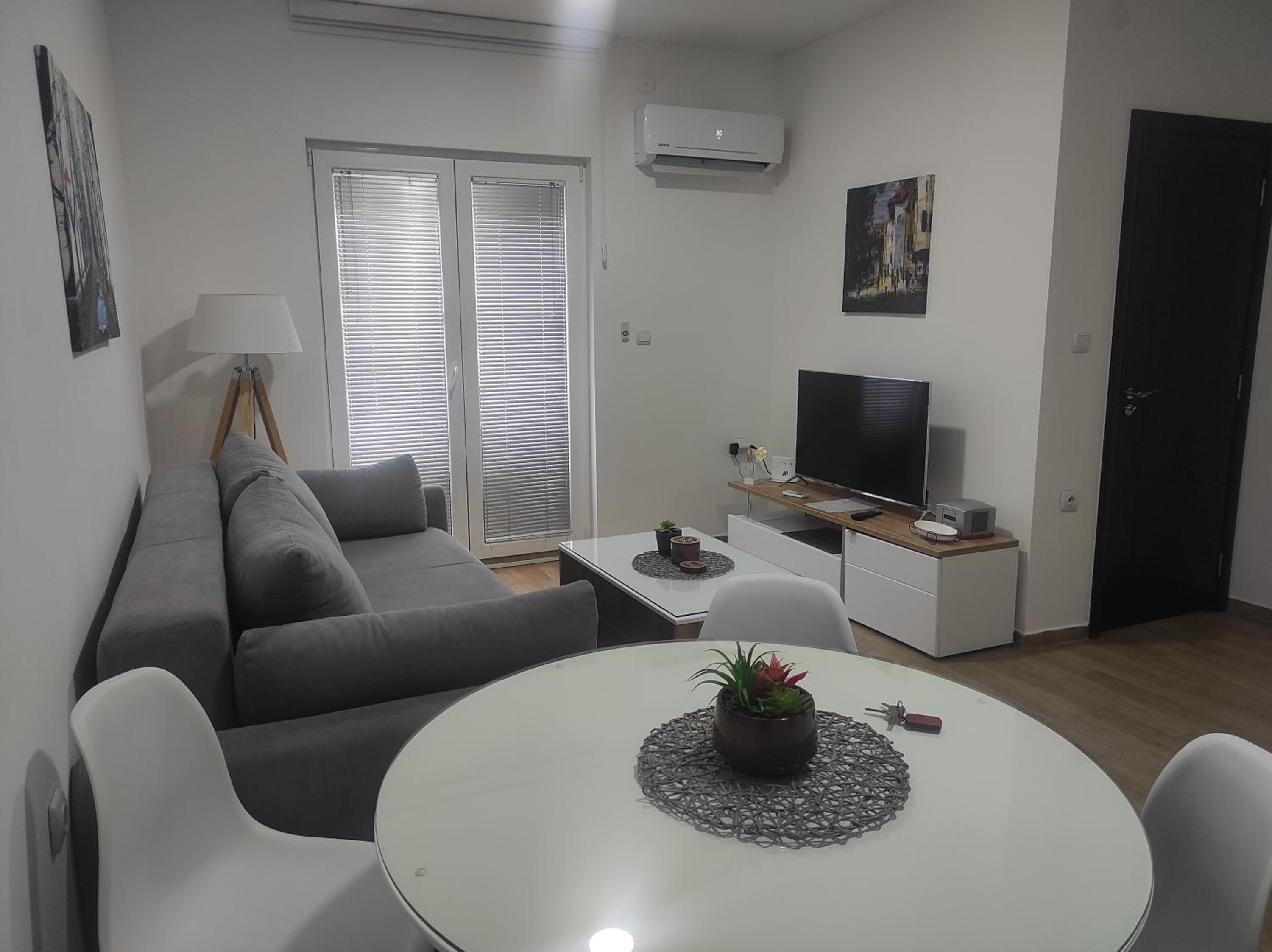 One-Bedroom Apartment photo 1