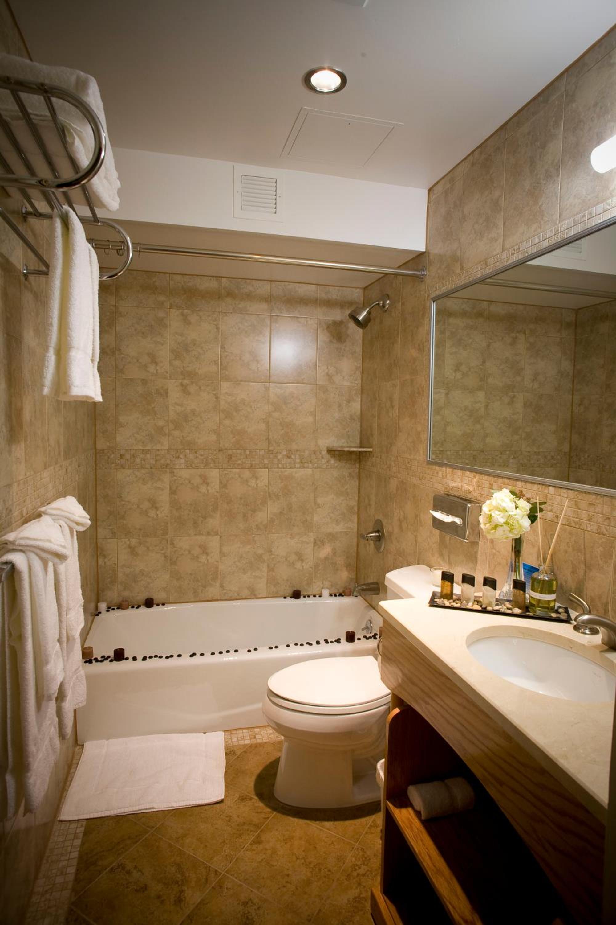 Deluxe Queen Room with Two Queen Beds and Balcony photo 2