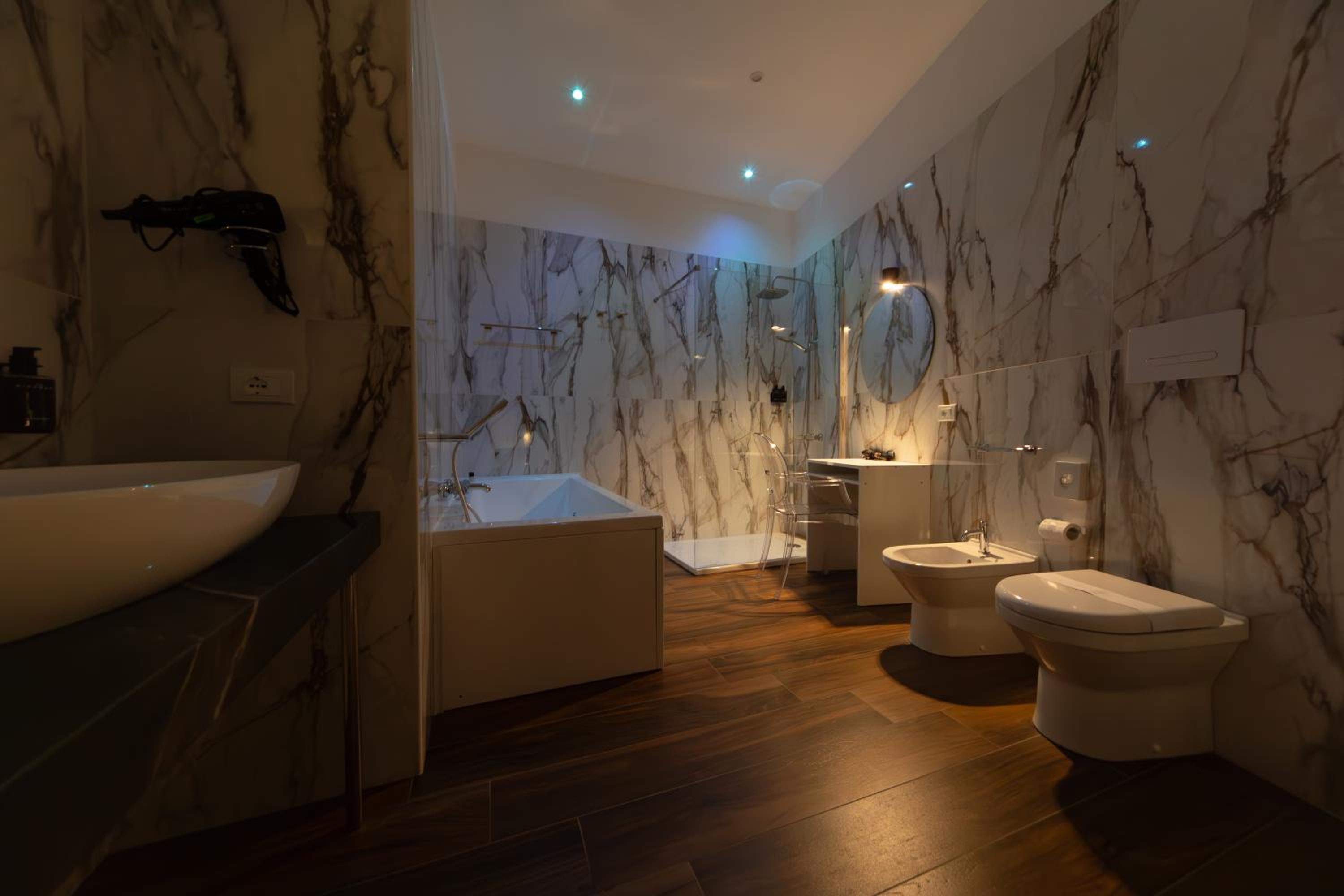 Suite with Spa Bath photo 3