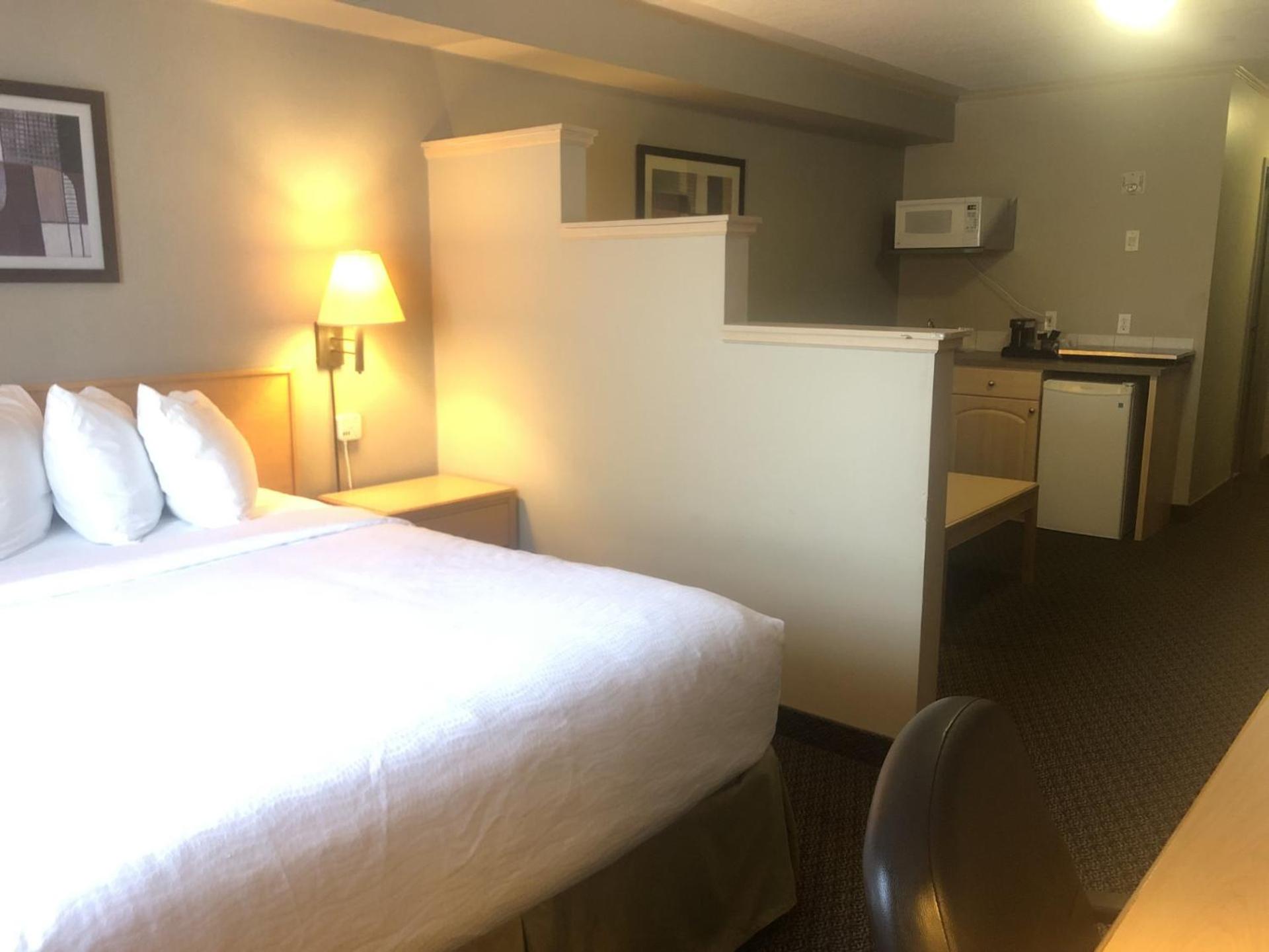 Queen Suite with Kitchenette - Non-Smoking - Photo 6