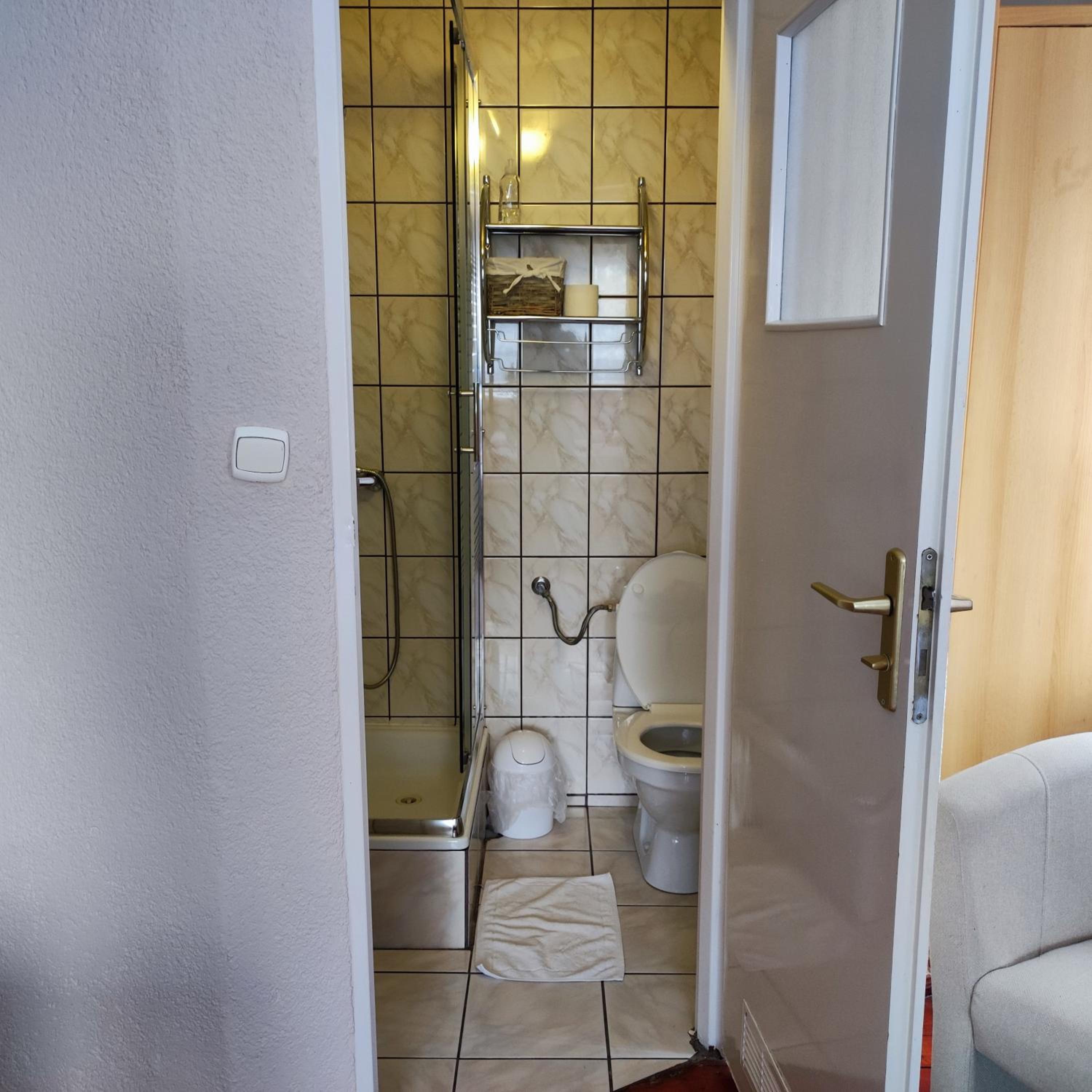 Classic Double Room with Shower - Photo 4