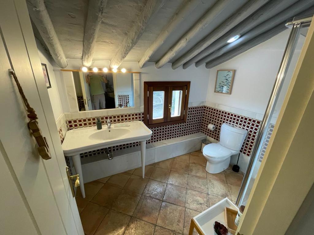 Deluxe Double Room with Balcony - Photo 5