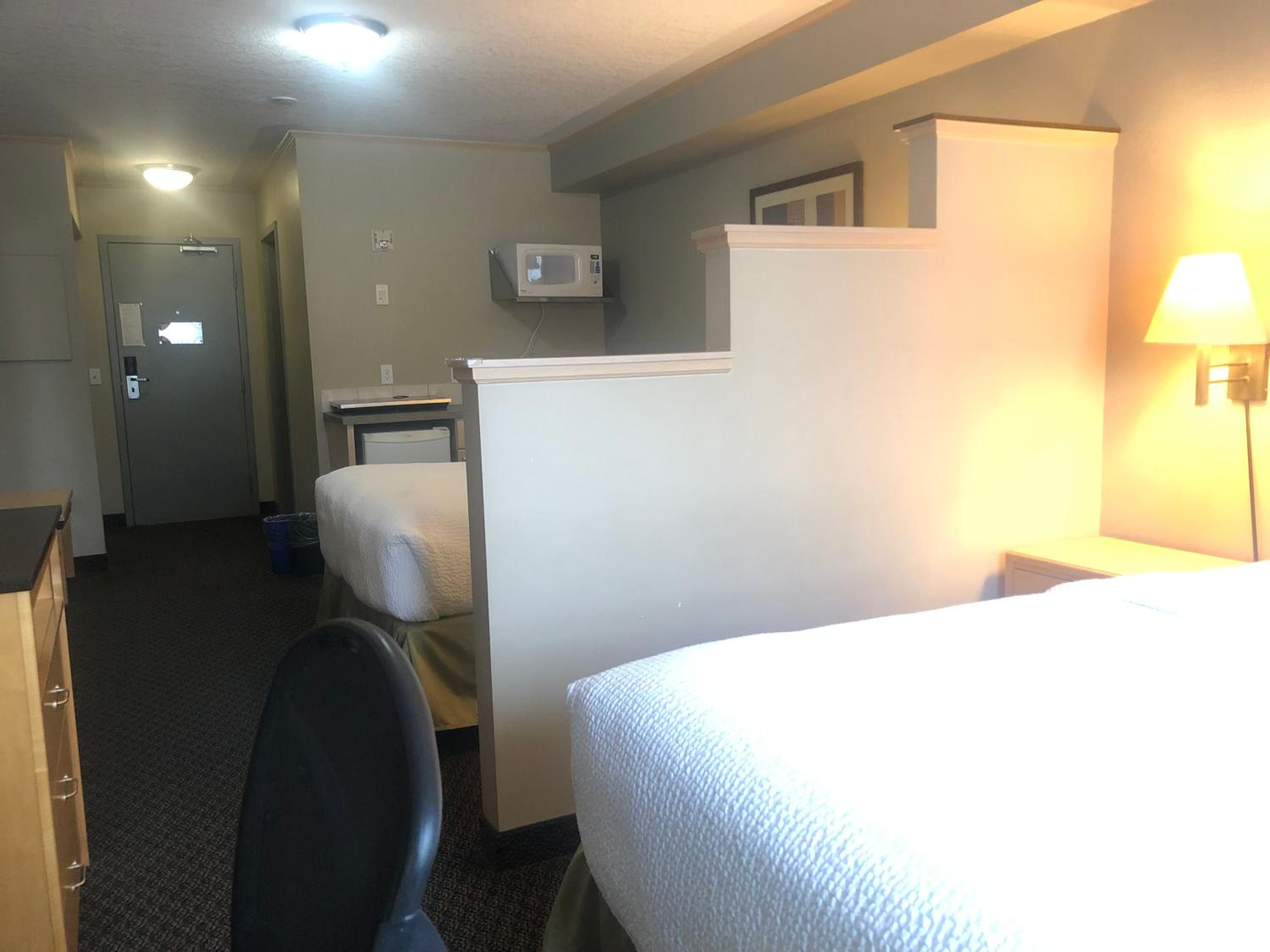 Suite with Two Queen Beds and Kitchenette - Smoking - Photo 4