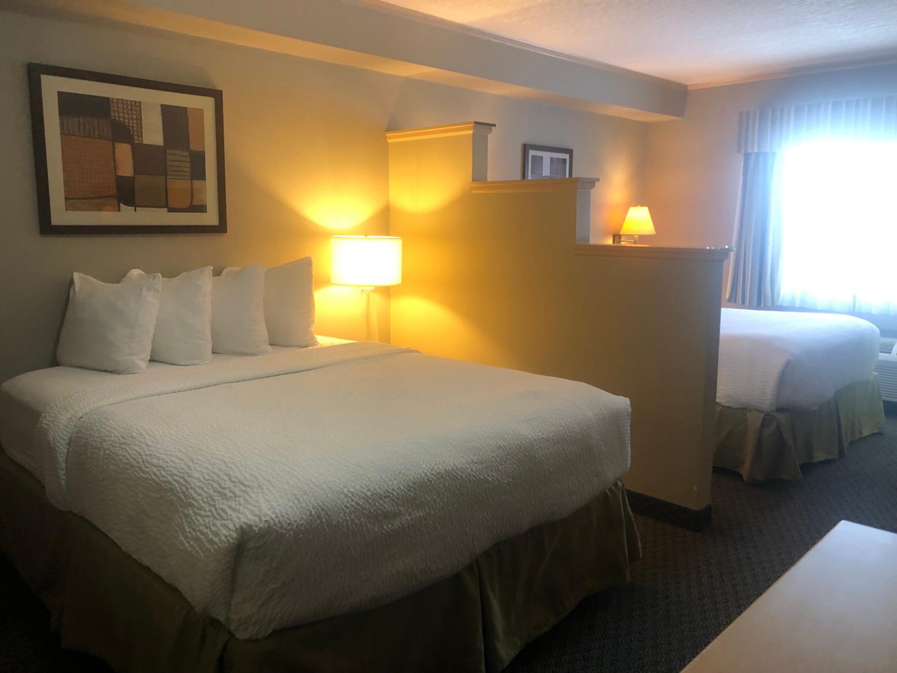 Suite with Two Queen Beds and Kitchenette - Smoking - Photo 2