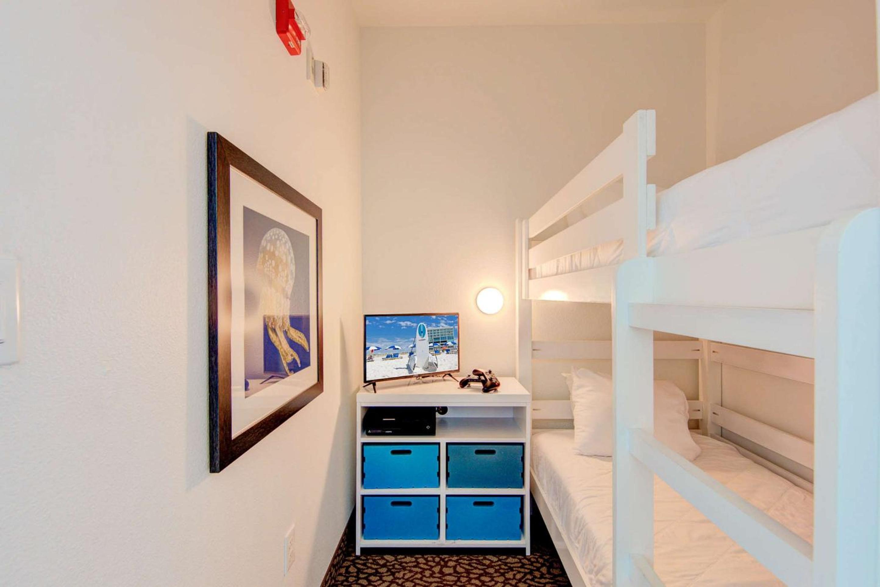 Queen Room with Two Queen Beds and Two Bunk Beds - No View/Non-Smoking