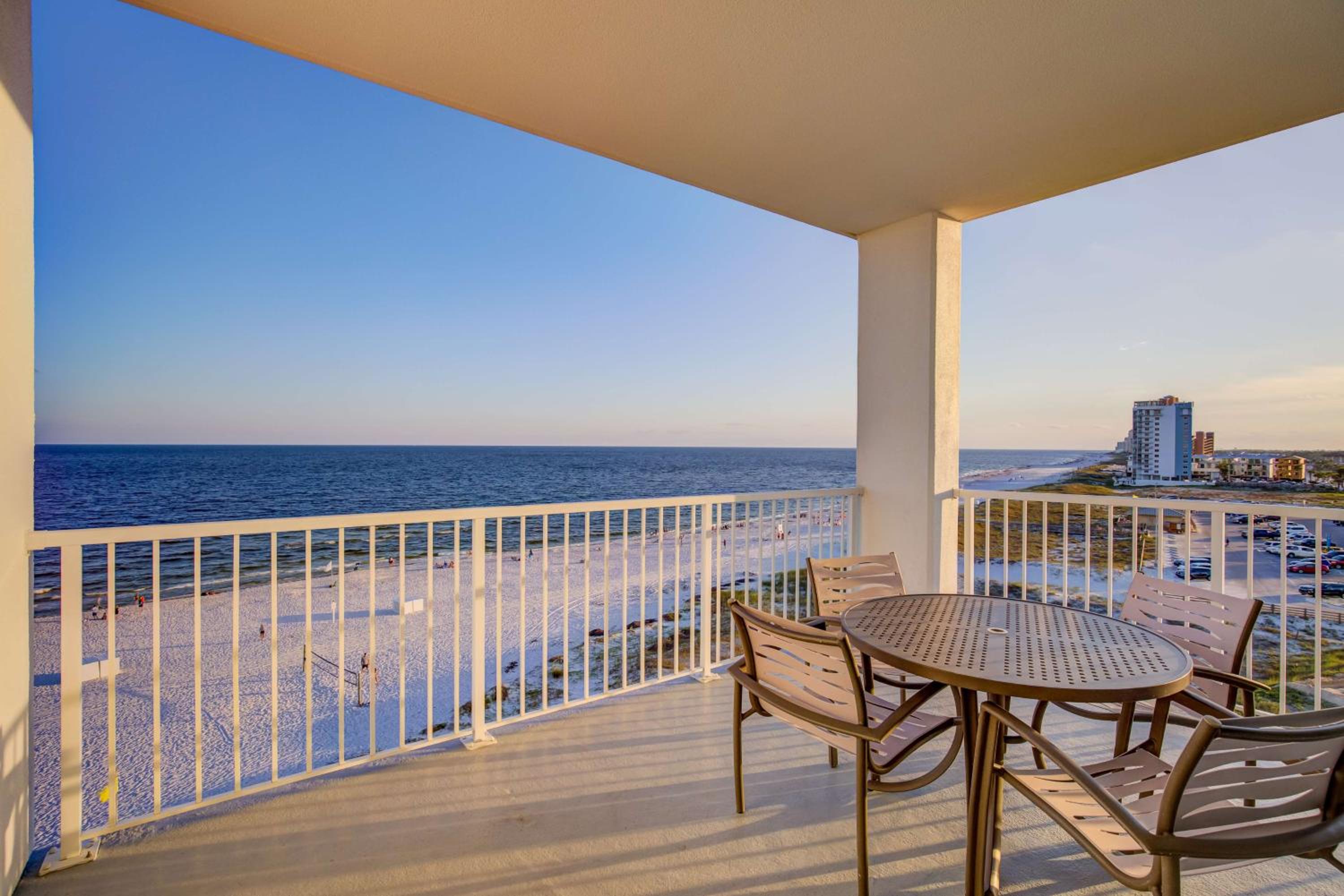 Corner King Suite with One King Bed and Two Bunk Beds - Sofa Bed/Balcony/Beach Front/Non-Smoking photo 3