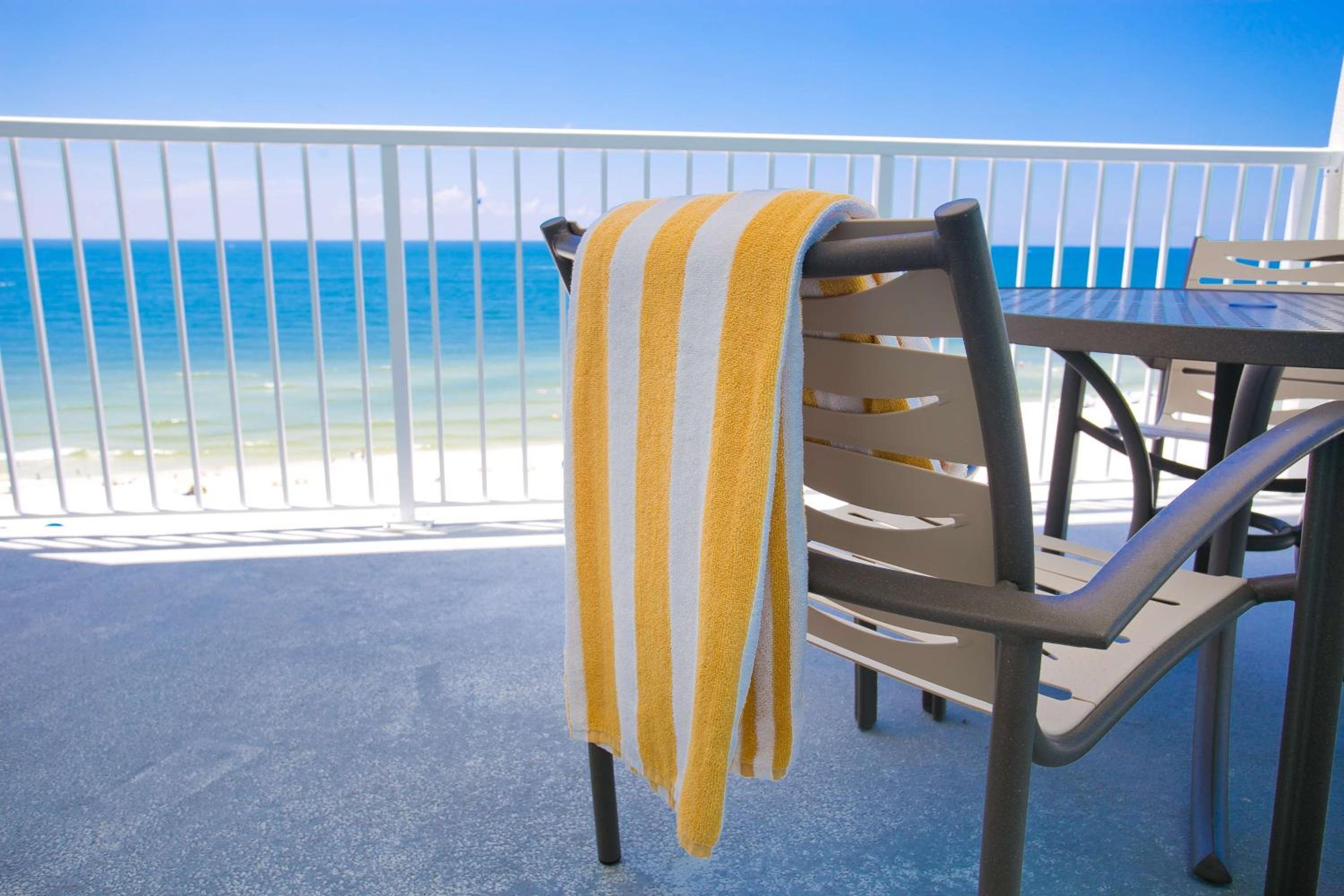 Corner Room with Two Queen Beds and Two Single Bunk Beds - Beach Front/Non-Smoking photo 3
