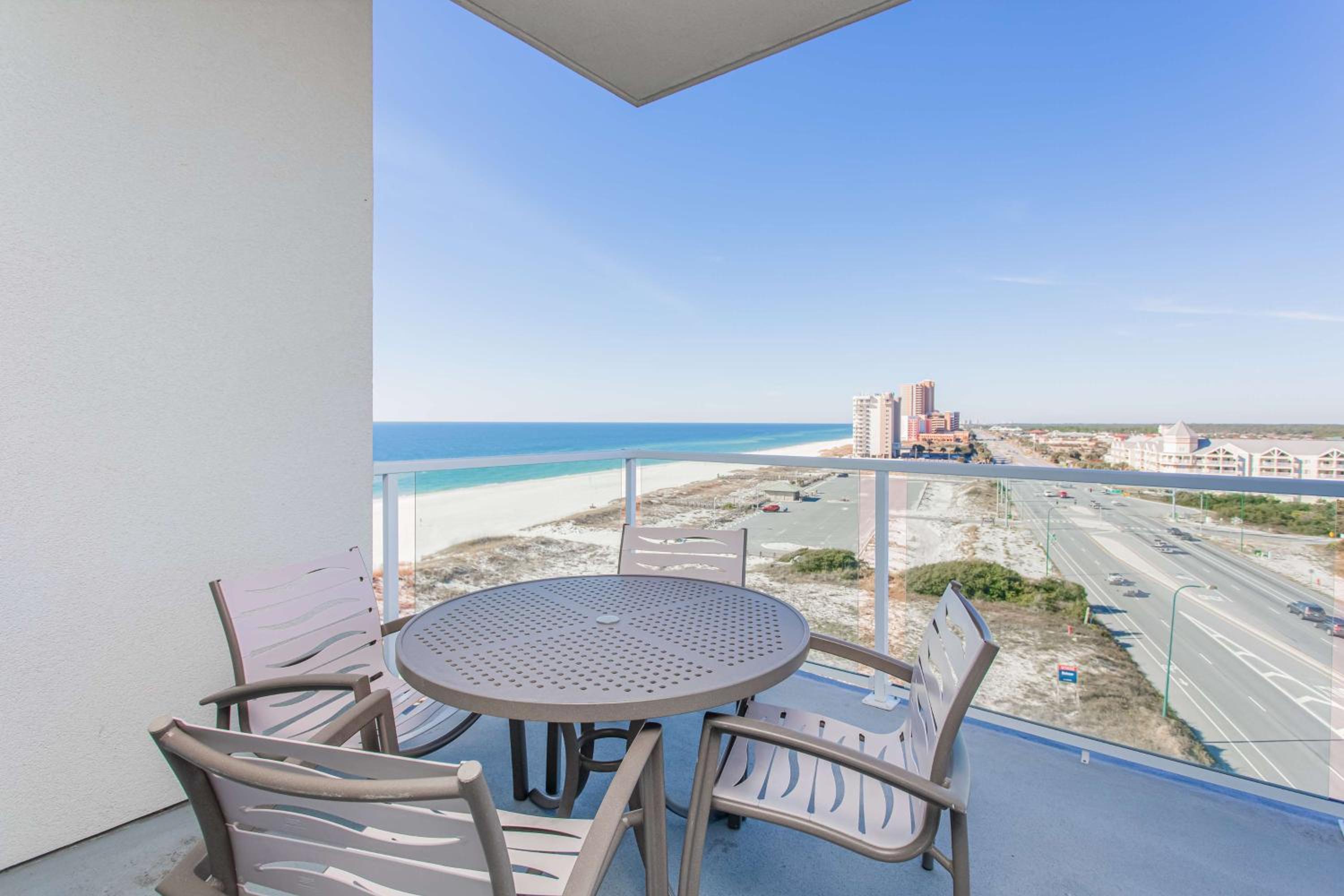 Corner King Suite with Bunk Beds and Sofa Bed - Roll In Shower/Beach Front/Mobility Accessible