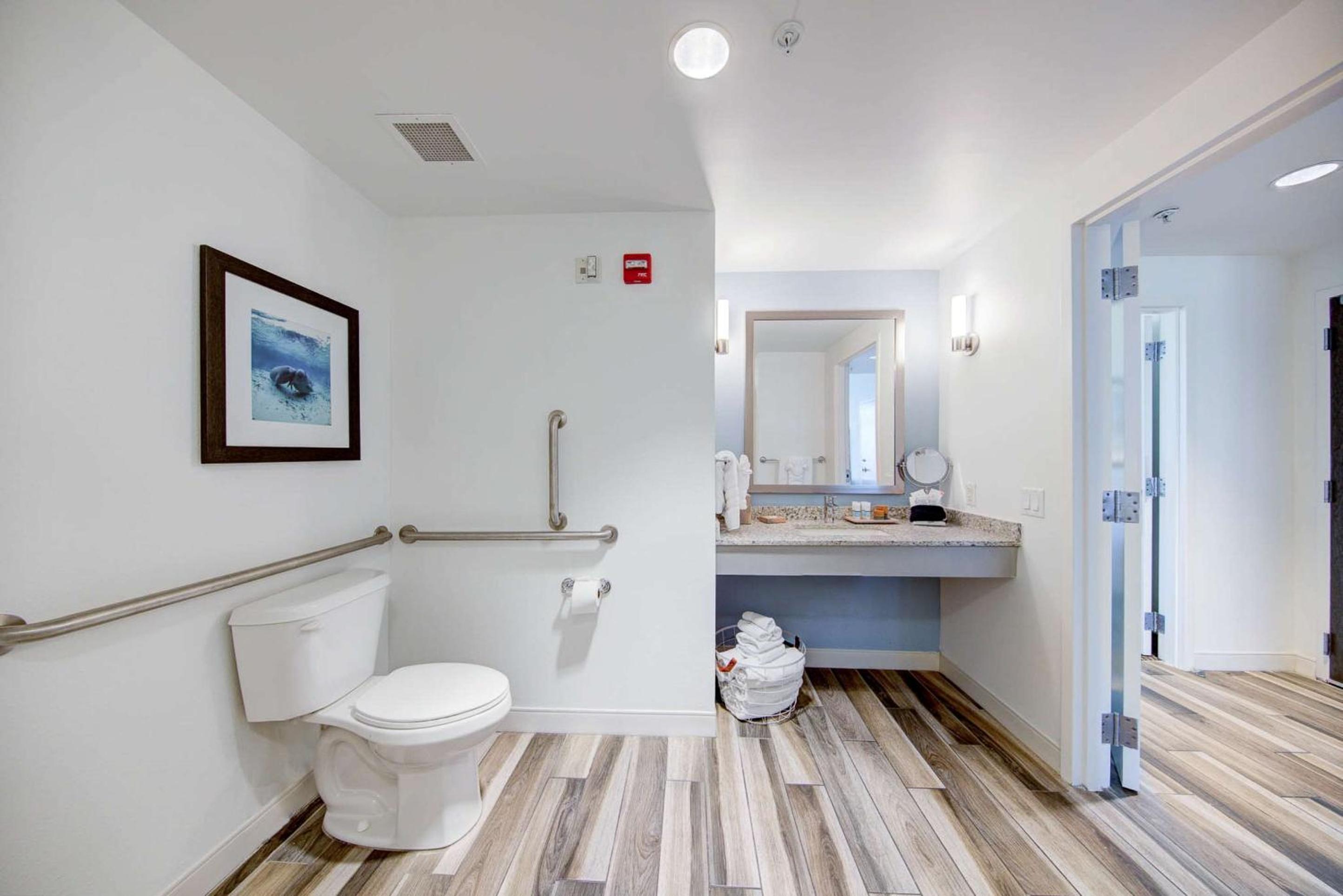 Corner King Suite with Bunk Beds and Sofa Bed - Roll In Shower/Beach Front/Mobility Accessible photo 3