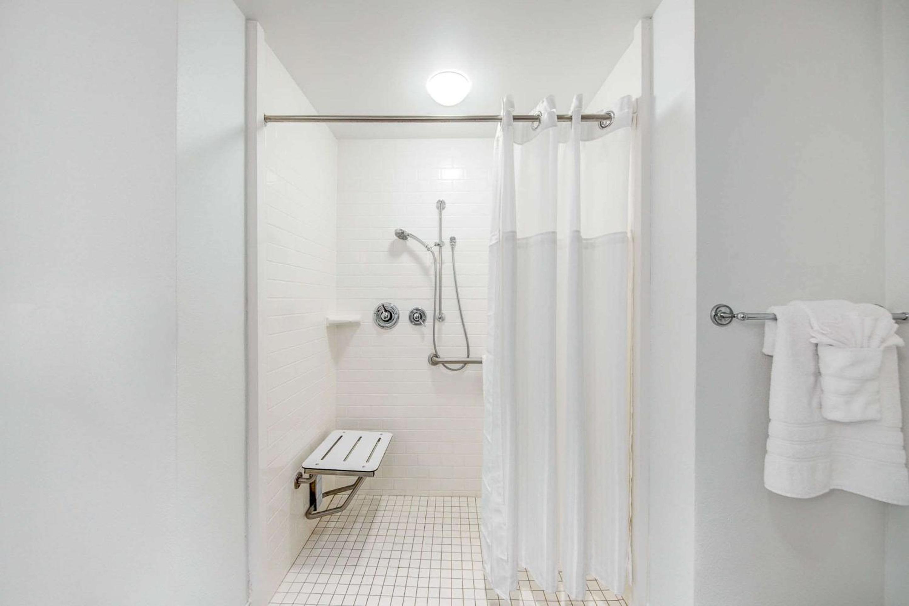 King Room with roll-in Shower and Balcony - Disability Access photo 3