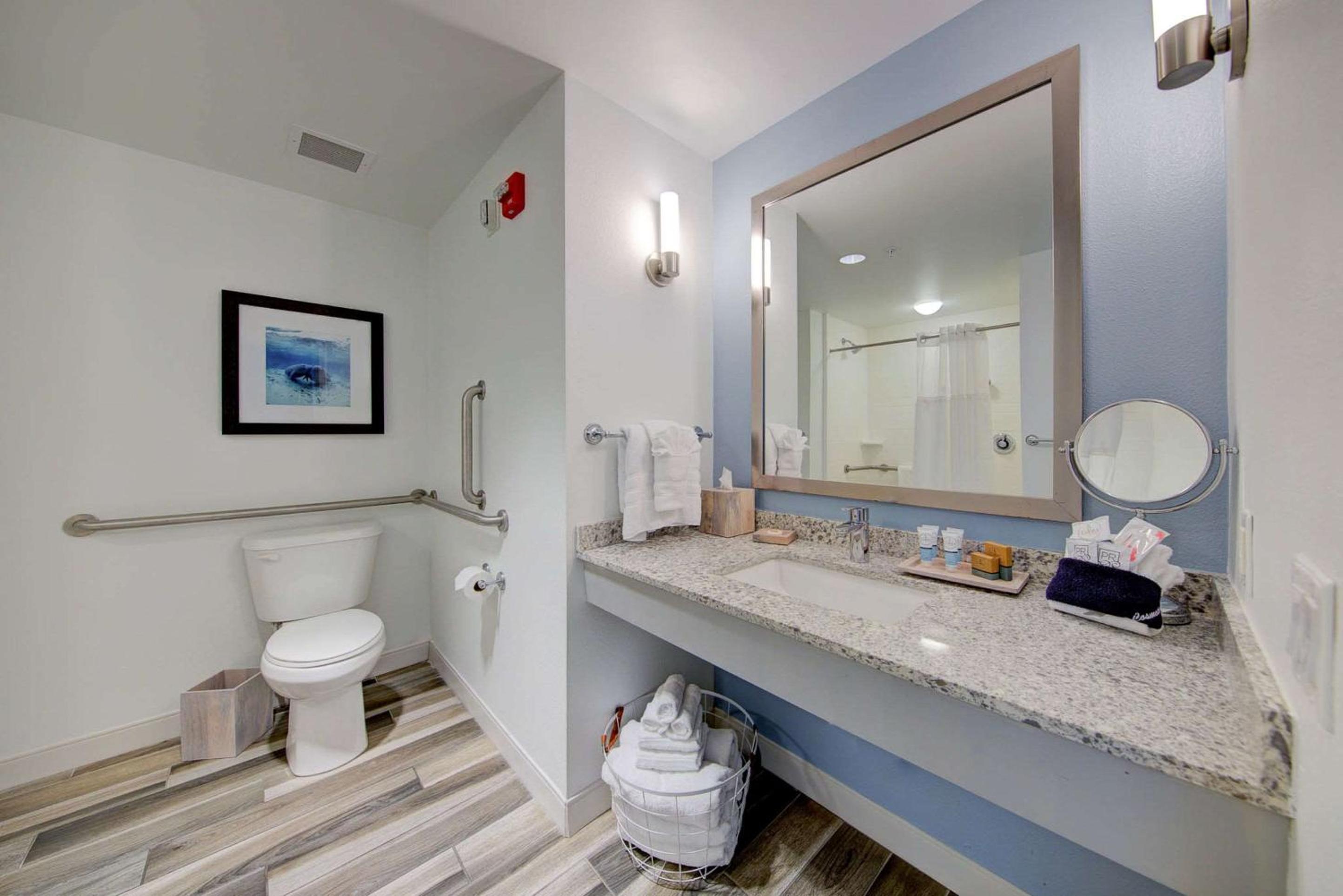 Corner King Suite with One King Bed and Two Bunk Beds - Sofa Bed/Balcony/Beach Front/Non-Smoking photo 2