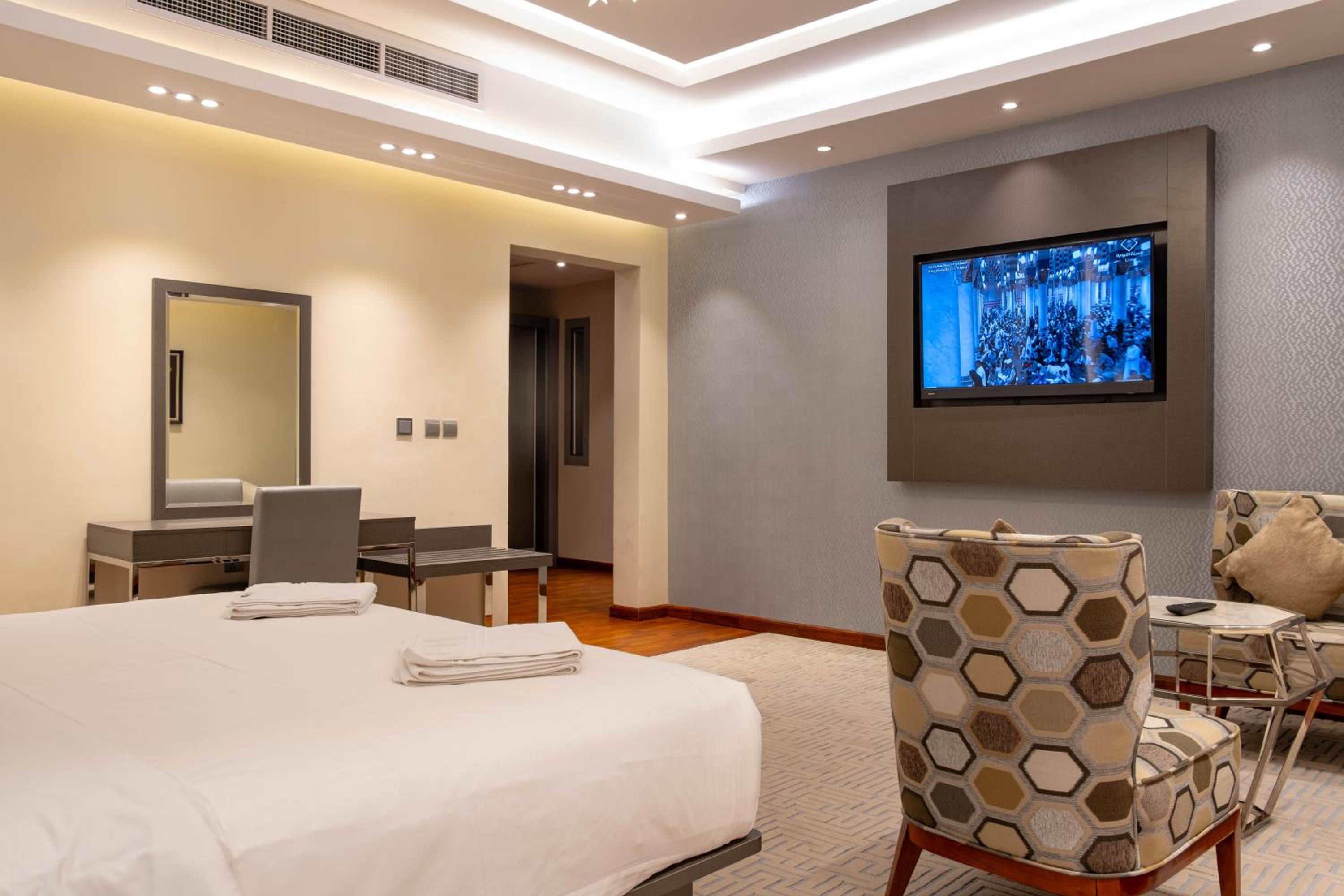 Suite with Spa Bath photo 3