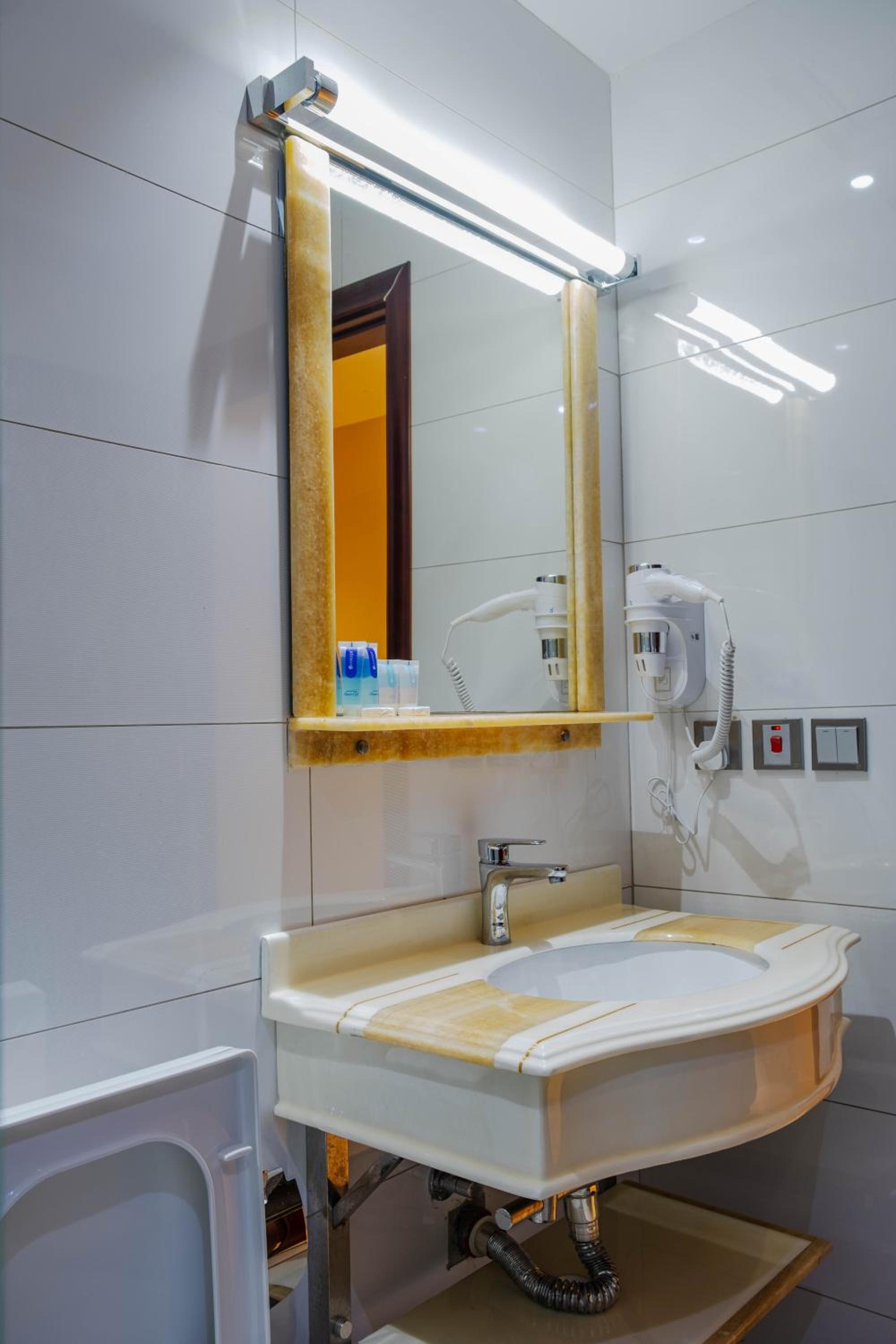 King Room with Roll-In Shower - Disability Access photo 3
