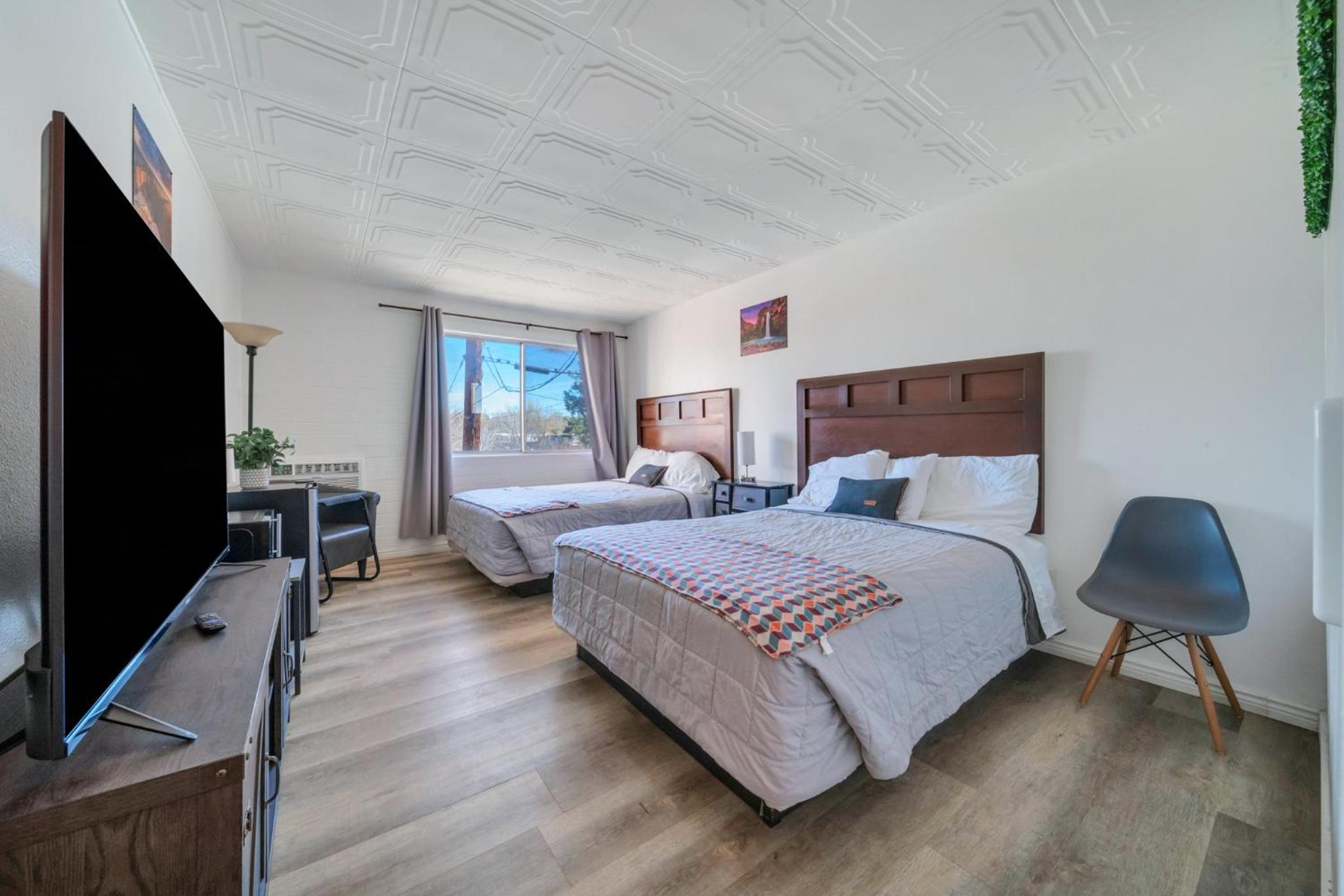 Queen Room with Two Queen Beds - Photo 16