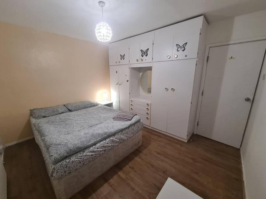 Five-Bedroom House photo 1