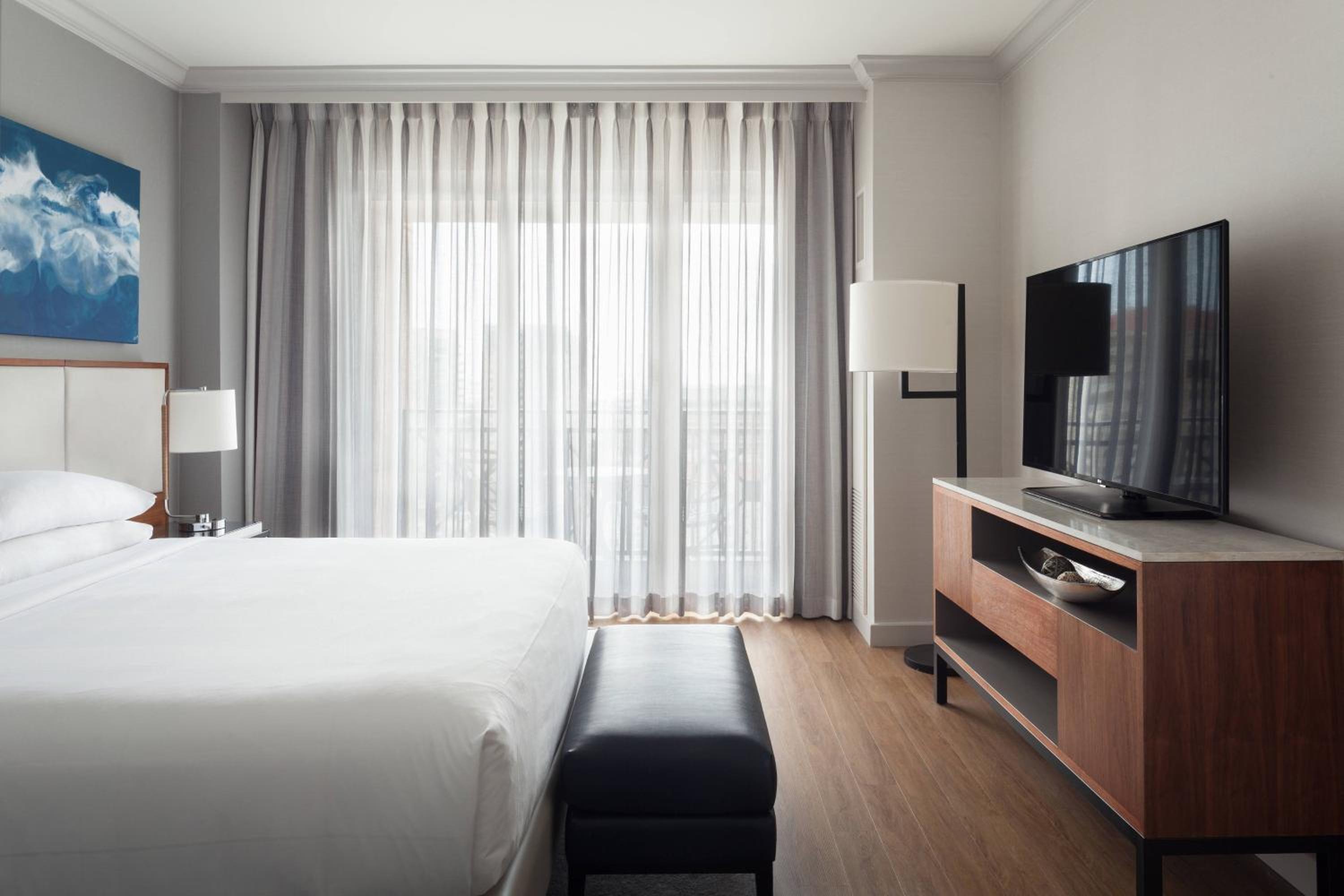 King Suite with Sofa Bed, Balcony and Water View - Photo 2
