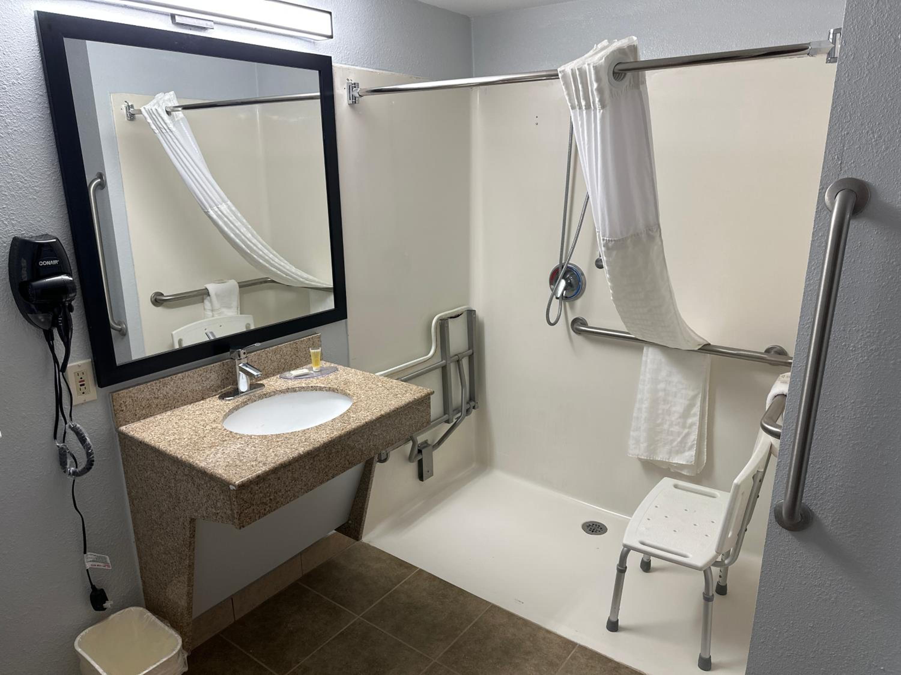 Doube Room with Two Double Beds and Roll-In Shower - Mobility/Hearing Accessible - Non-Smoking - Photo 3