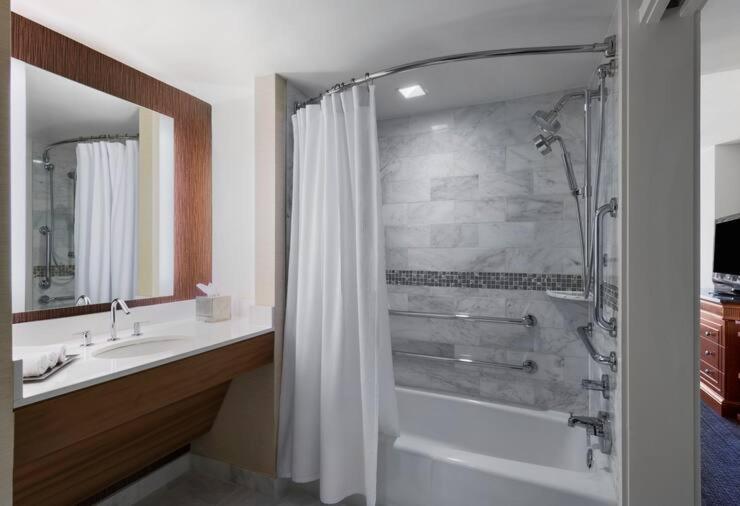 Queen Room with Two Queen Beds and Accessible Tub - Mobility Access photo 2
