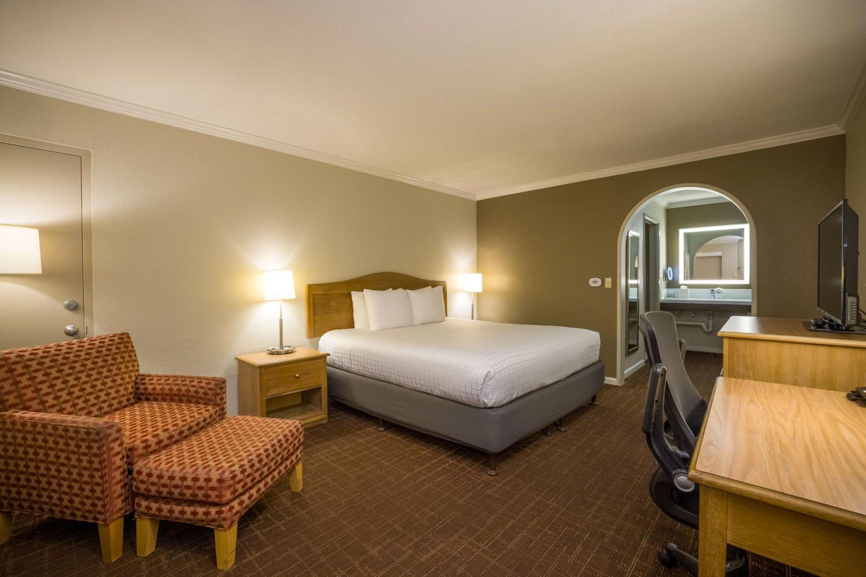 King Room with Bath Tub - Disability Access/Non-Smoking  - Photo 1